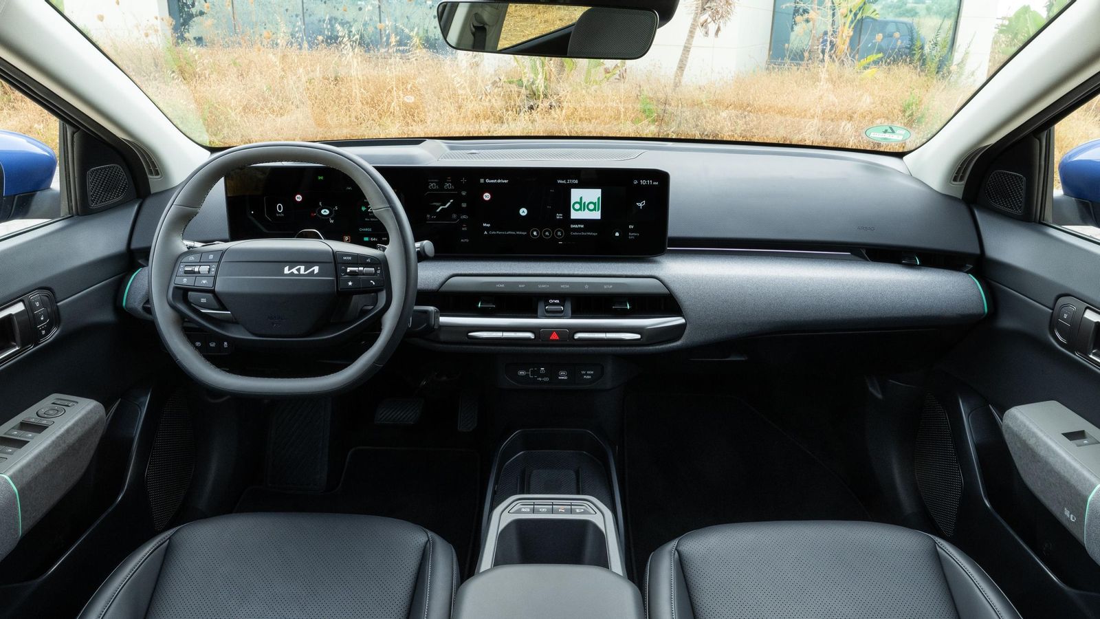 La disposición de elementos en el salpicadero es semejante a la que se puede encontrar en otros Kia como los EV4 o EV5, aunque el diseño de la base sea distinto.