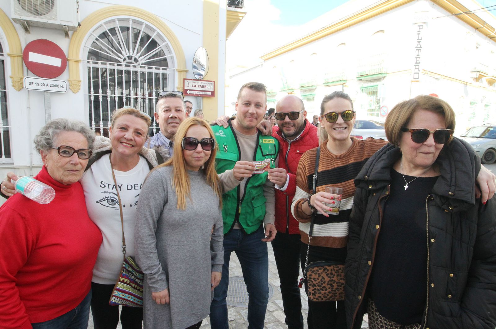 El cuponero, Francisco Javier Pérez, con algunos de sus clientes, celebrando el premio.