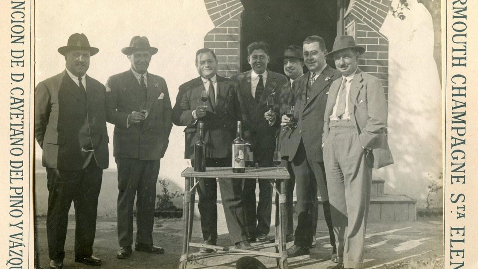 Cayetano del Pino Balbontin, segundo por la derecha, en su bodega.