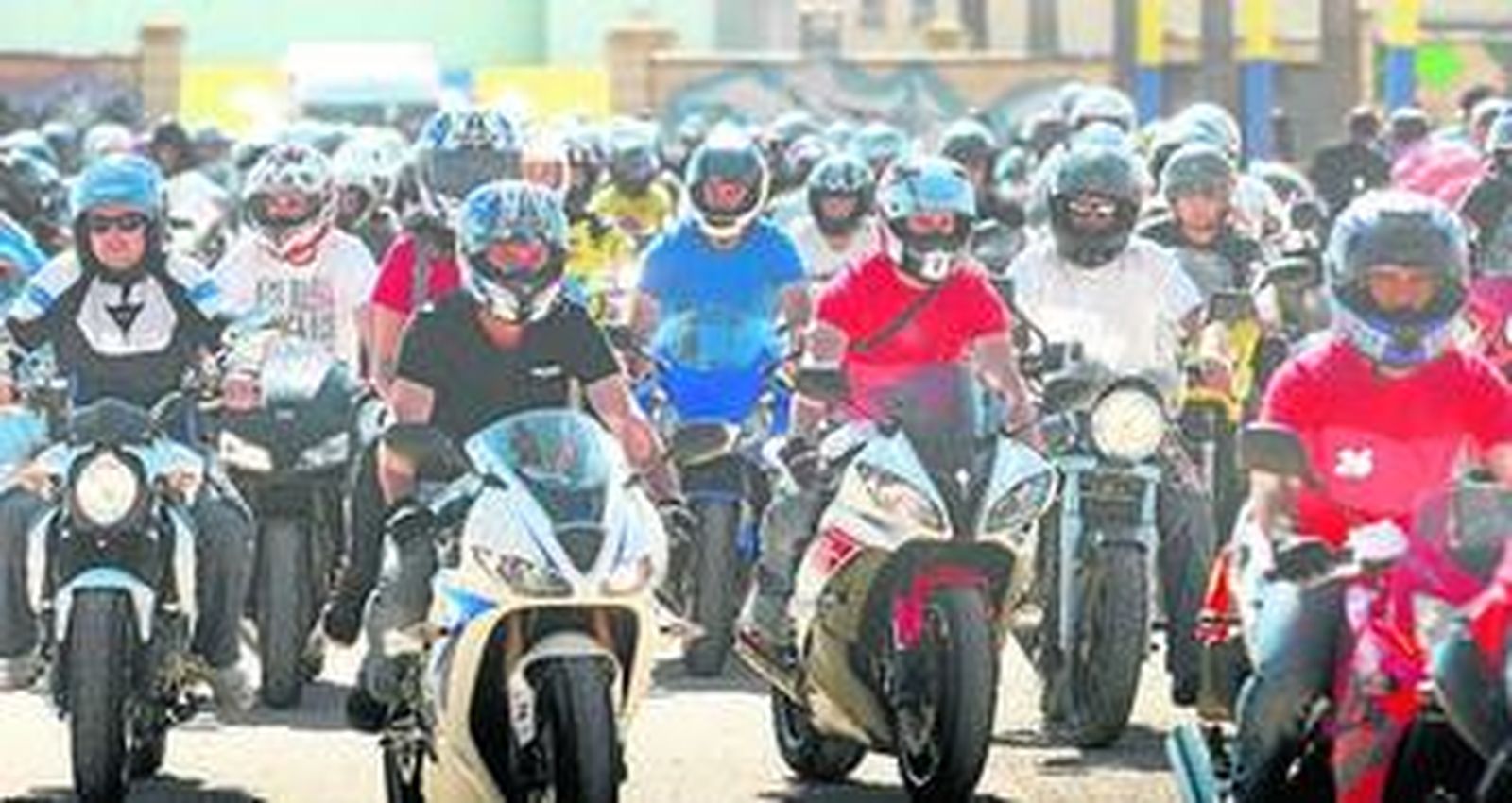 Cientos de moteros hicieron vibrar las calles de Aljaraque durante las rutas emprendidas a lo largo de la jornada festiva puesta en marcha por la dirección de La Reserva Biker Bar.