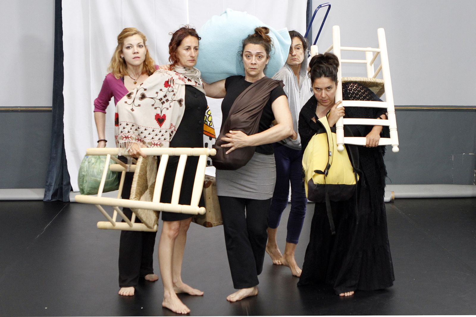 Rocío Rubio, Asun Ayllón, Virginia Nölting, María Martínez de Tejada y Pilar Esteban, ayer, en un ensayo.