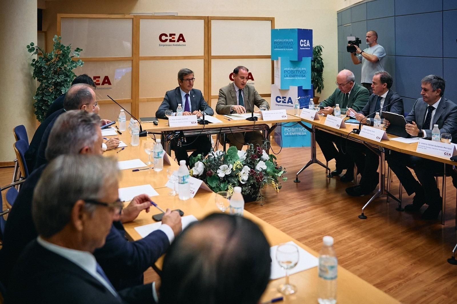 El consejero de Industria, Energía y Minas, junto a los responsables de la Confederación de Empresarios de Andalucía.