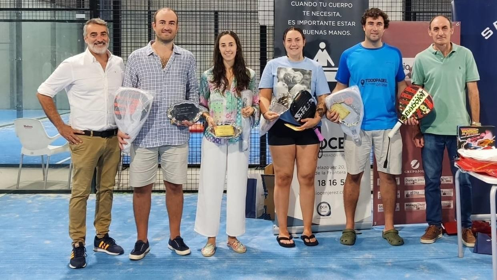 Los campeones absolutos en categoría masculina y femenina posan con sus trofeos.