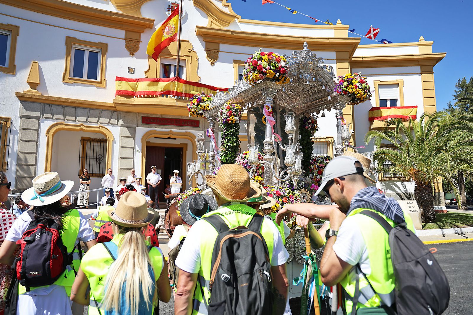 Imágenes de la Hermandad del Rocío de Punta Umbría a su paso por Huelva