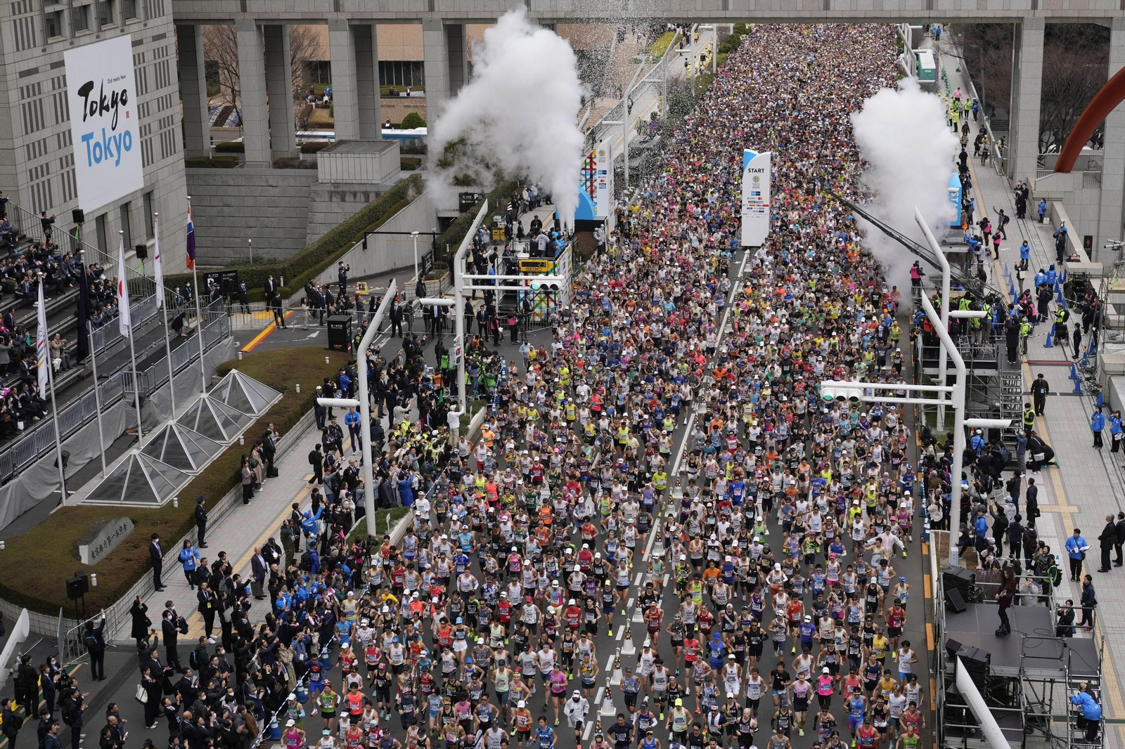 Imagen aérea de la multitud de participantes tomando la salida durante la pasada edición de la maratón de Tokio.