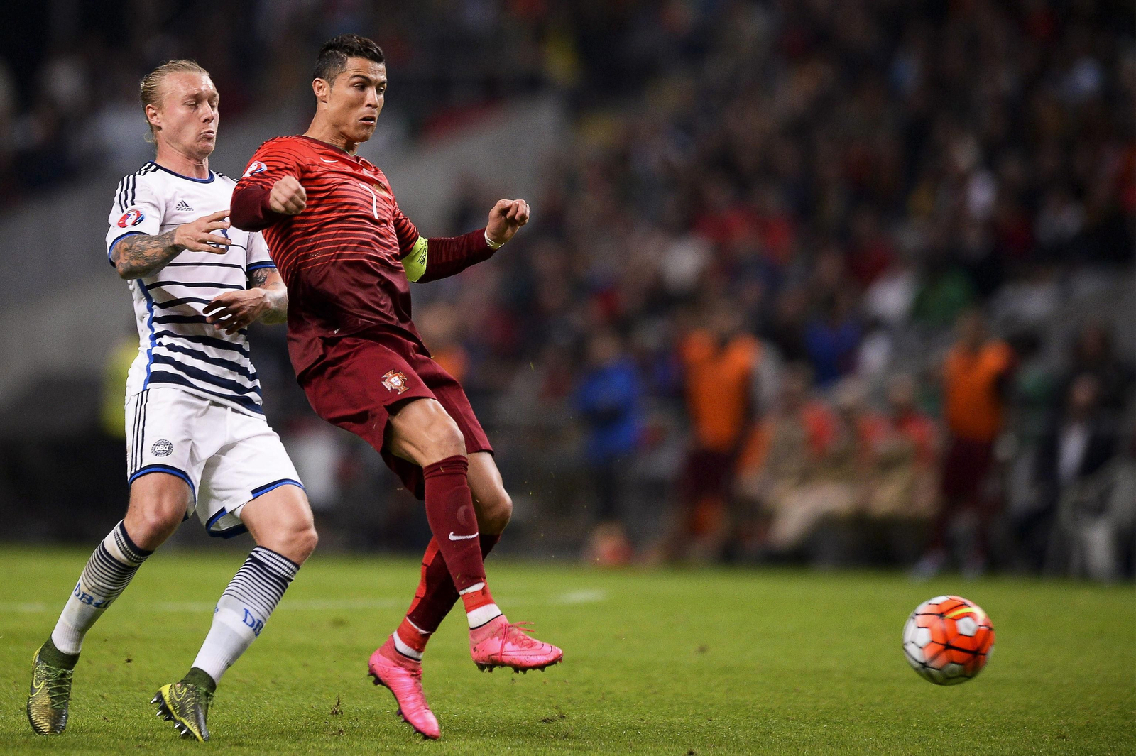 Simon Kjaer encima a Cristiano Ronaldo en un Portugal-Dinamarca.