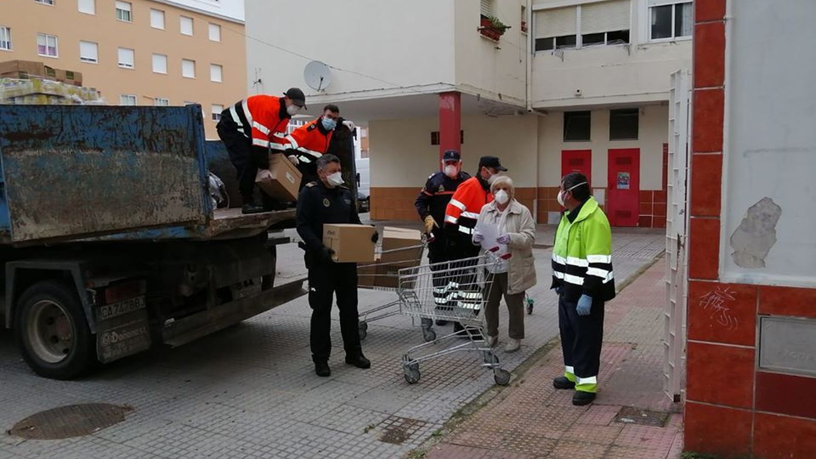 Policía Local y Protección Civil Puerto Real descargan un camión del Banco de Alimentos