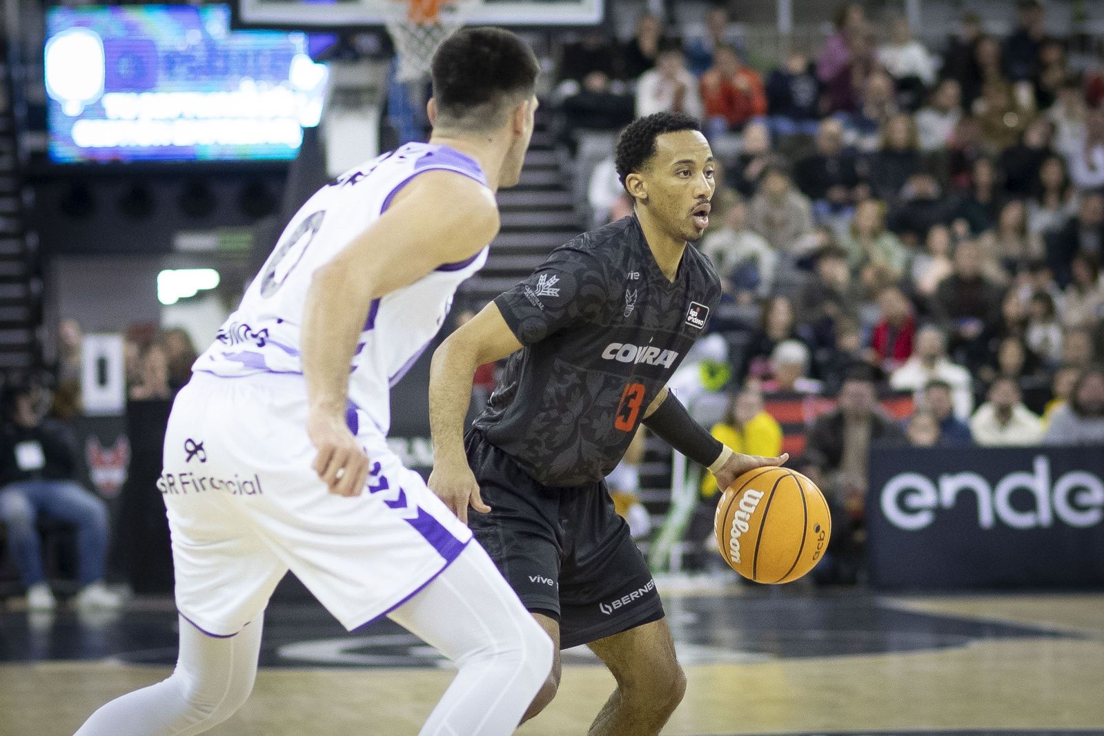 Mehdy Ngouama cuajó un horroroso partido en su estreno en el Palacio de Deportes.