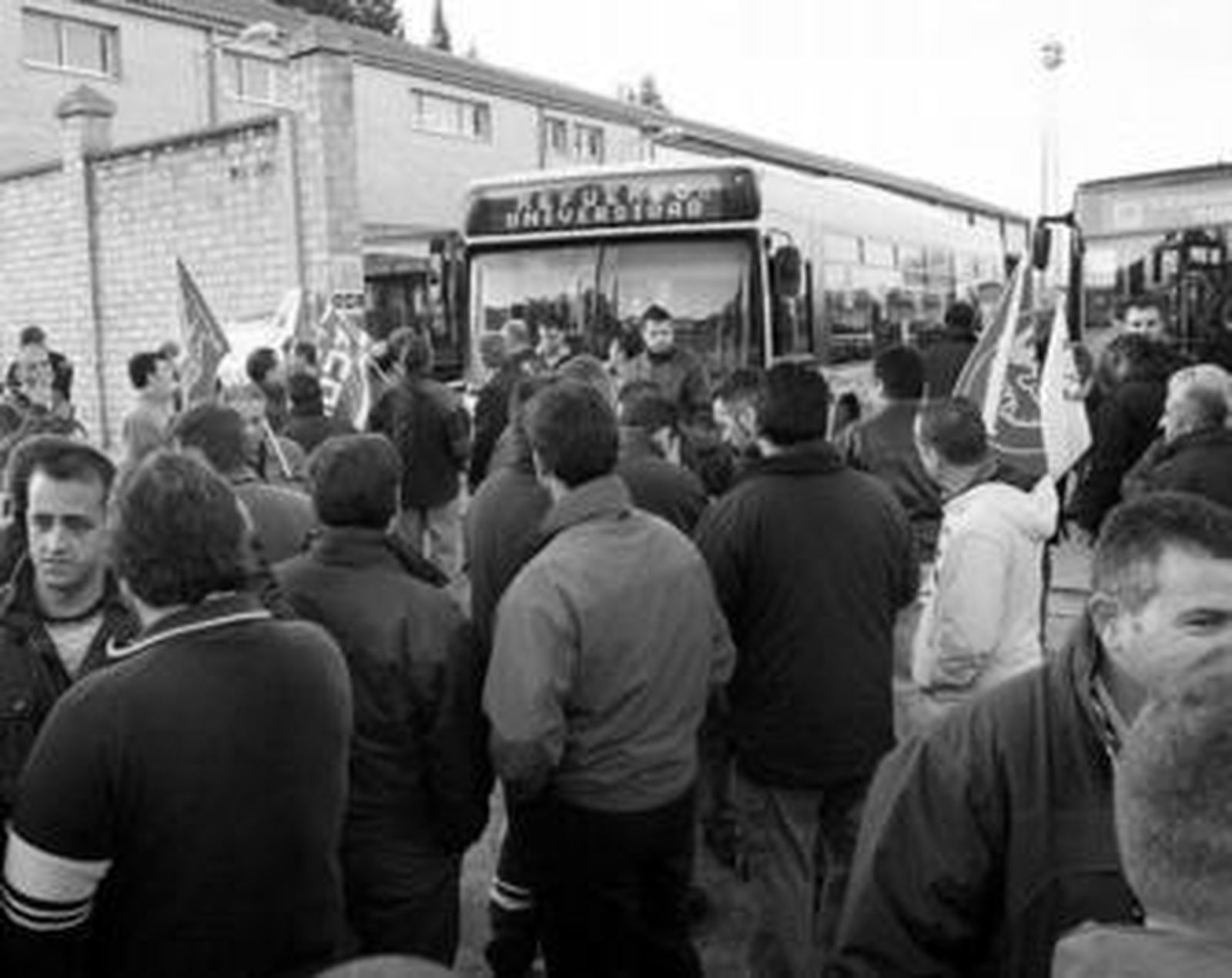 Los huelguistas se concentran diariamente en las puertas de la cochera de Rober.