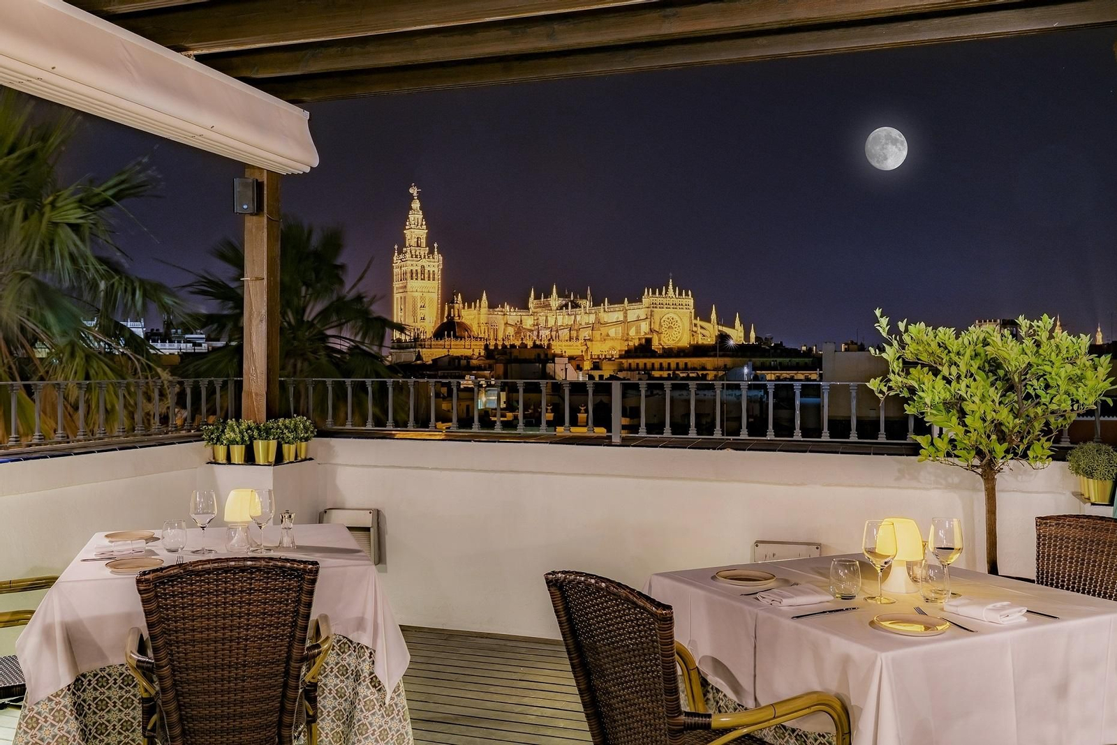 Terraza donde disfrutar del restaurante El Mirador de Sevilla, en el Hotel Vincci La Rábida.