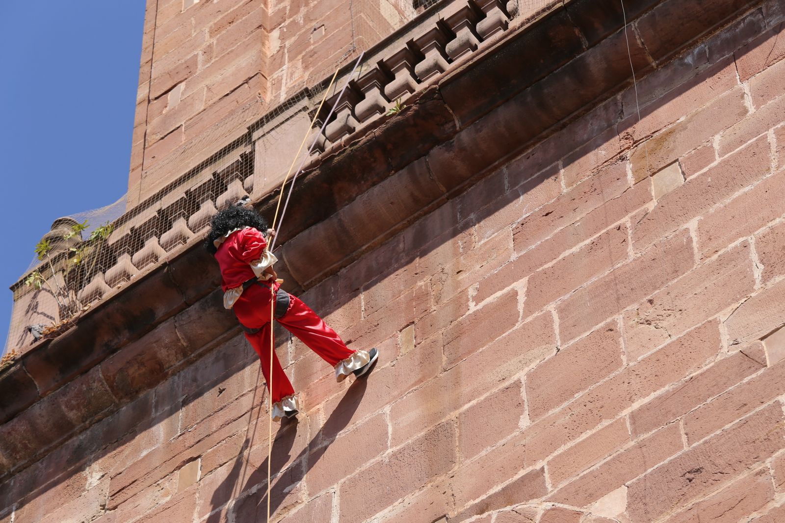 La suelta de la Diablilla en Montoro y sus tirones de pelo, en imágenes
