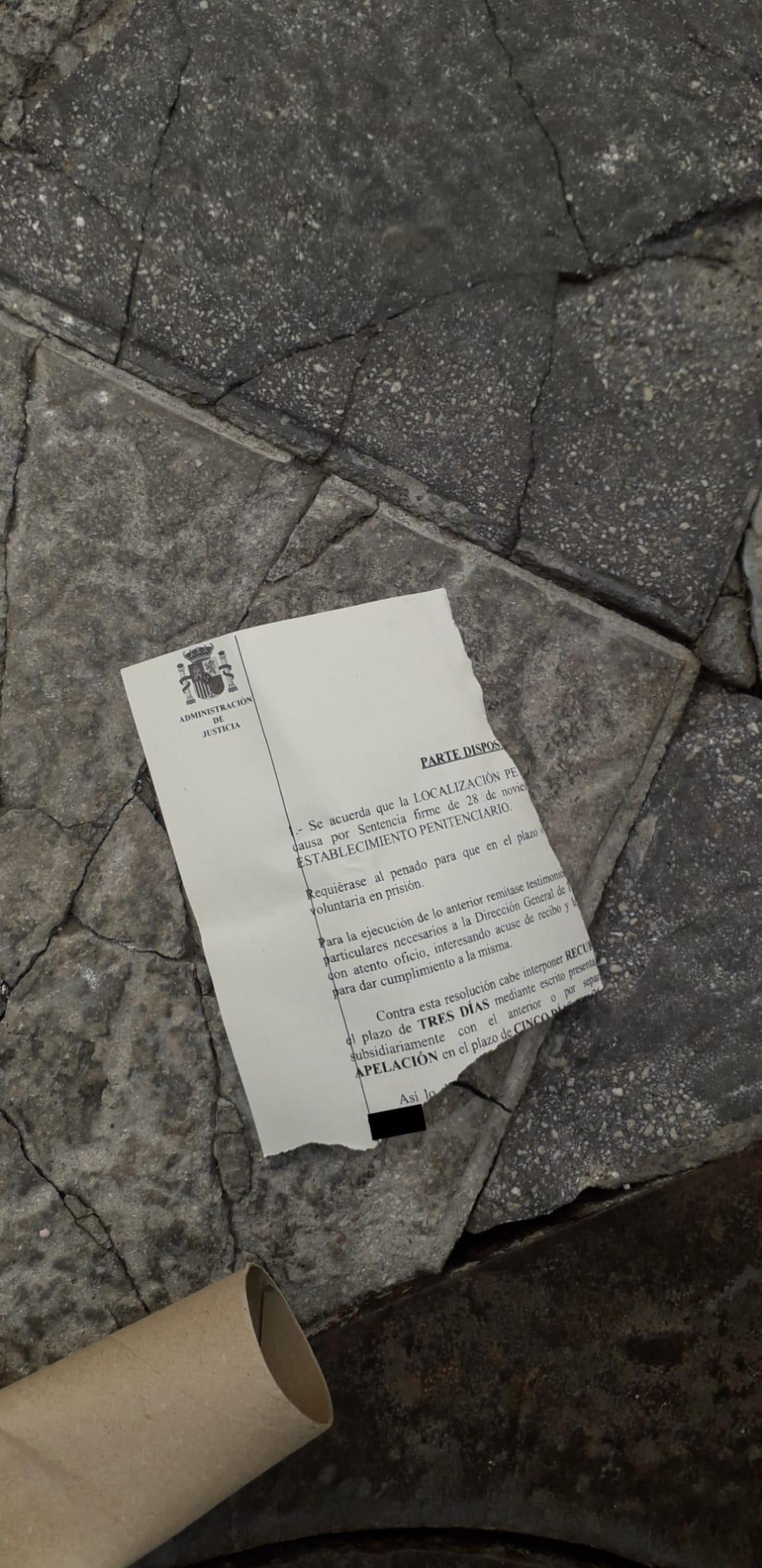Fotos de los documentos judiciales en el suelo de la calle Ventura Morón de Algeciras