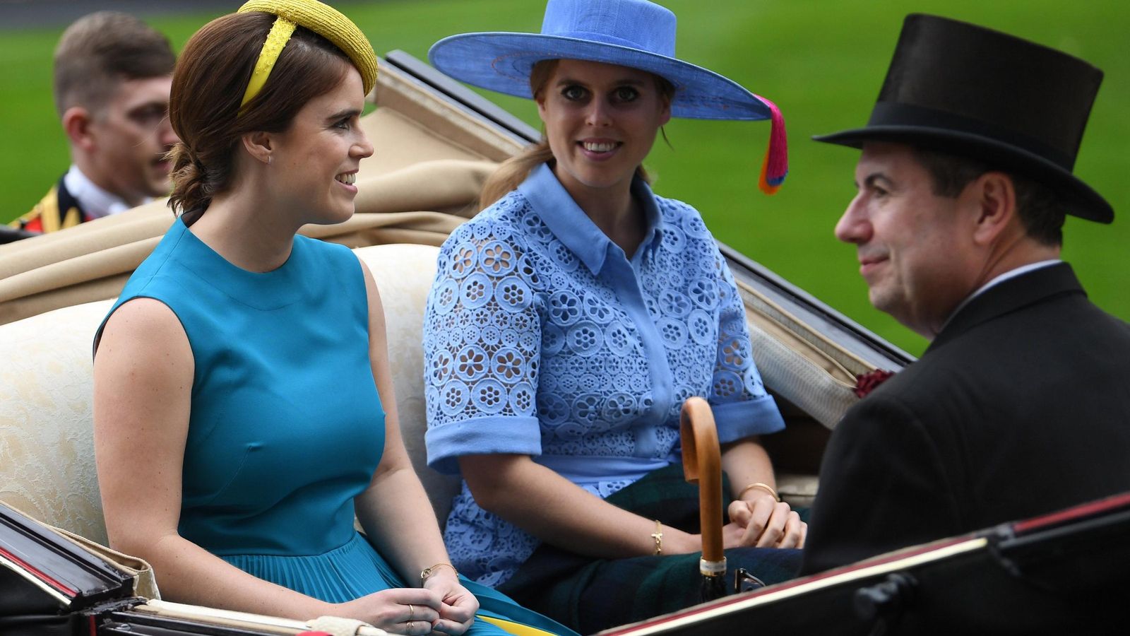Eugenia y Beatriz de York en las carreras de Ascot de 2019