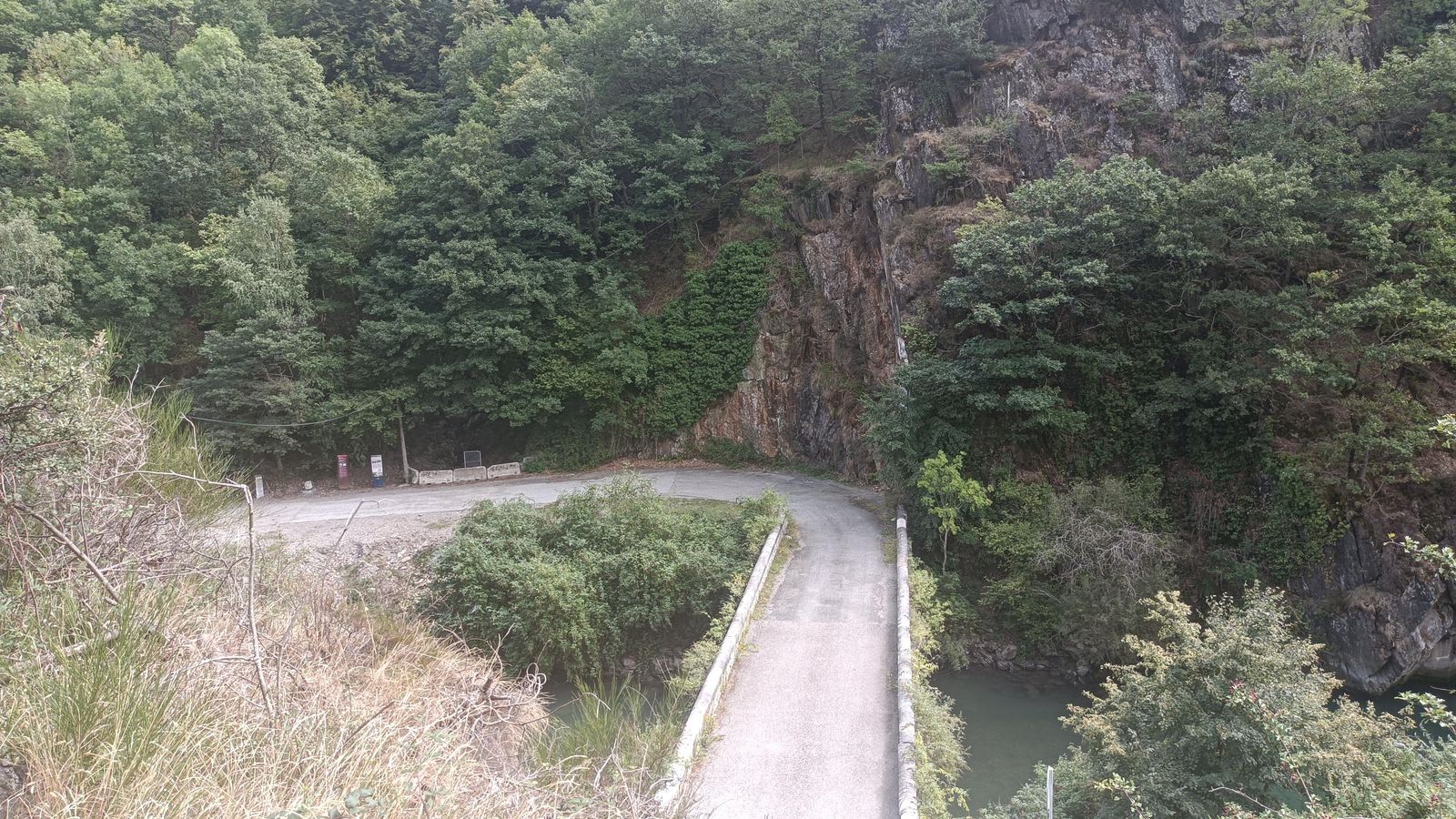 El Puente del Rey visto desde el camino.