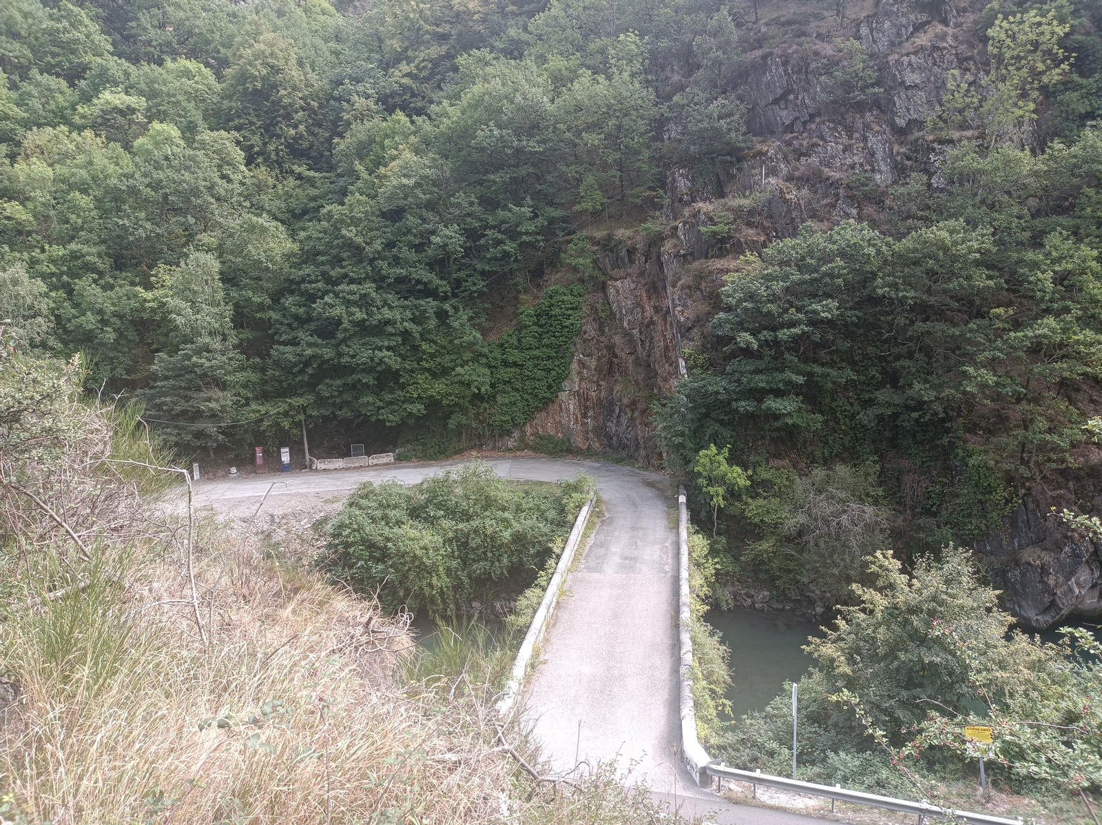 El Puente del Rey visto desde el camino.