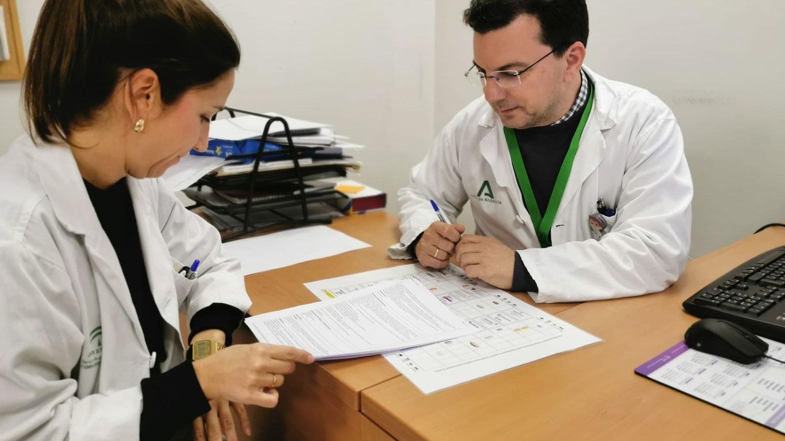 Los farmacéuticos Ramón Morillo y Mercedes Galván analizando prescripciones.