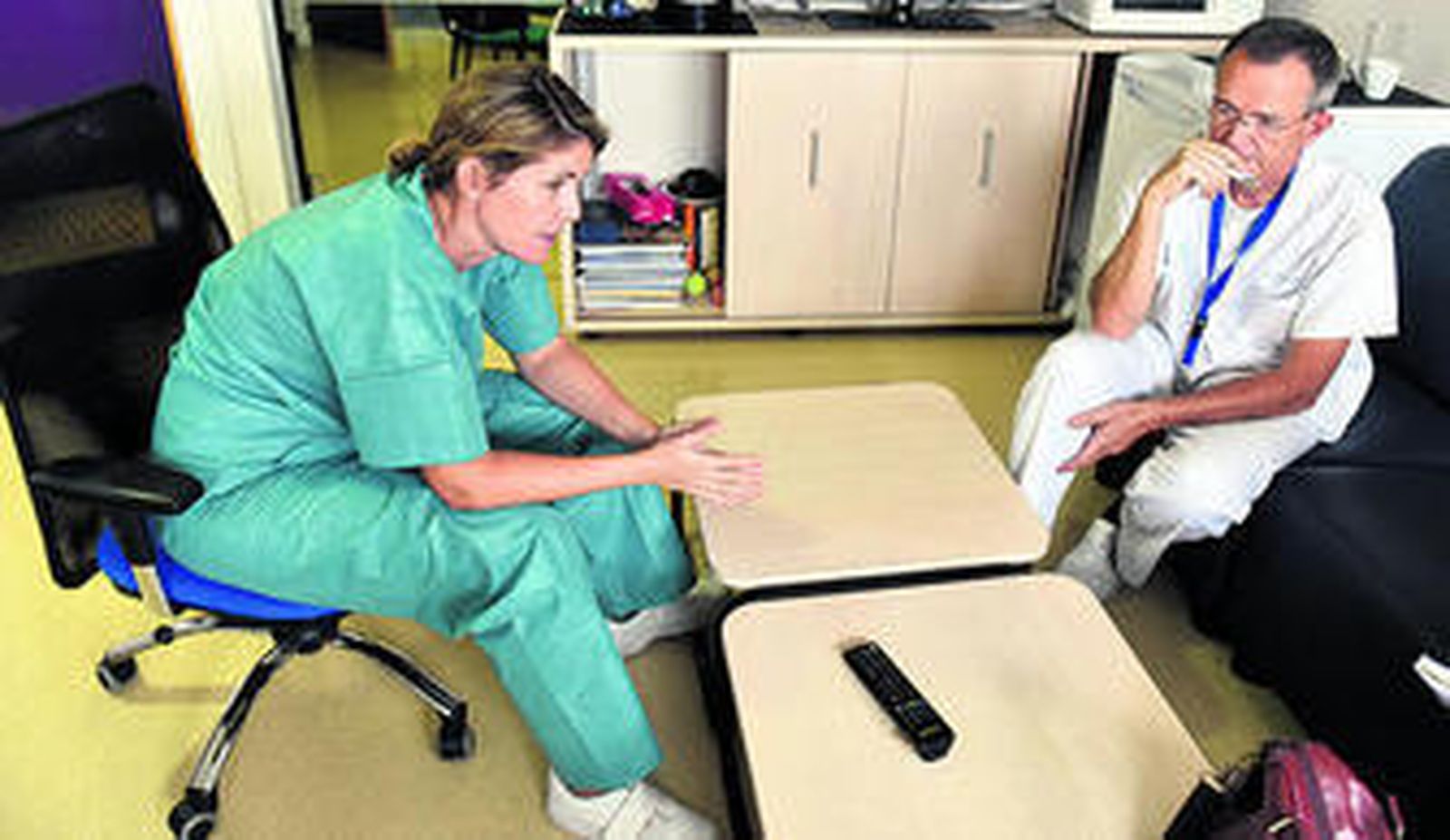 Los cirujanos Purificación Gacto y Tomás Goméz Cía, en el Hospital Virgen del Rocío.