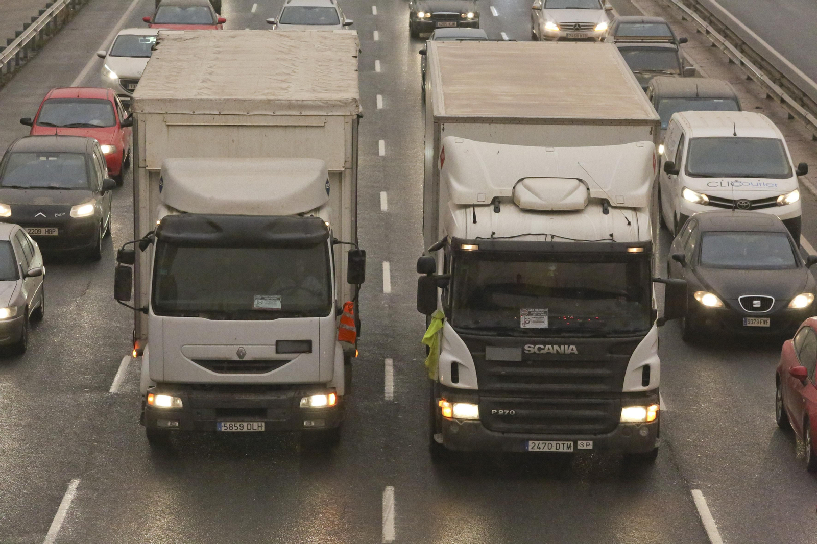 La huelga de transportistas se hace notar en Málaga, en fotos