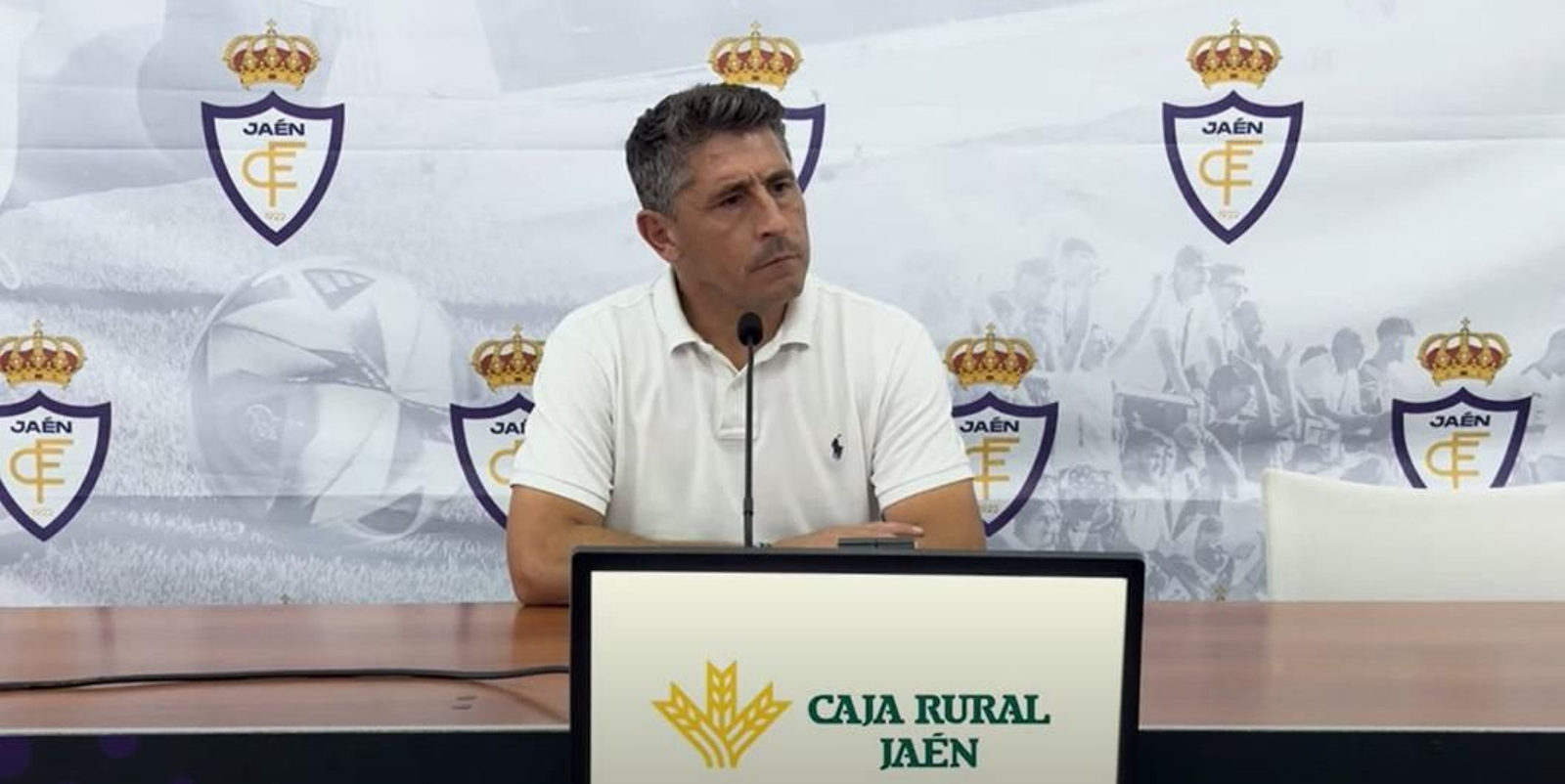 Roberto Peragón, durante la rueda de prensa previa al partido ante el Atlético Mancha Real.