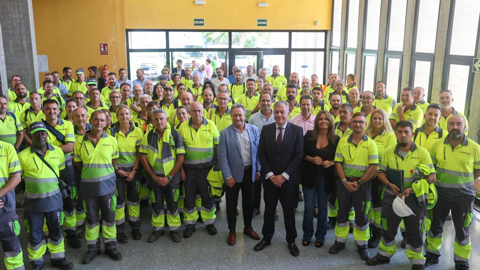 Foto de familia de la corporación municipal junto a parte de la plantilla.