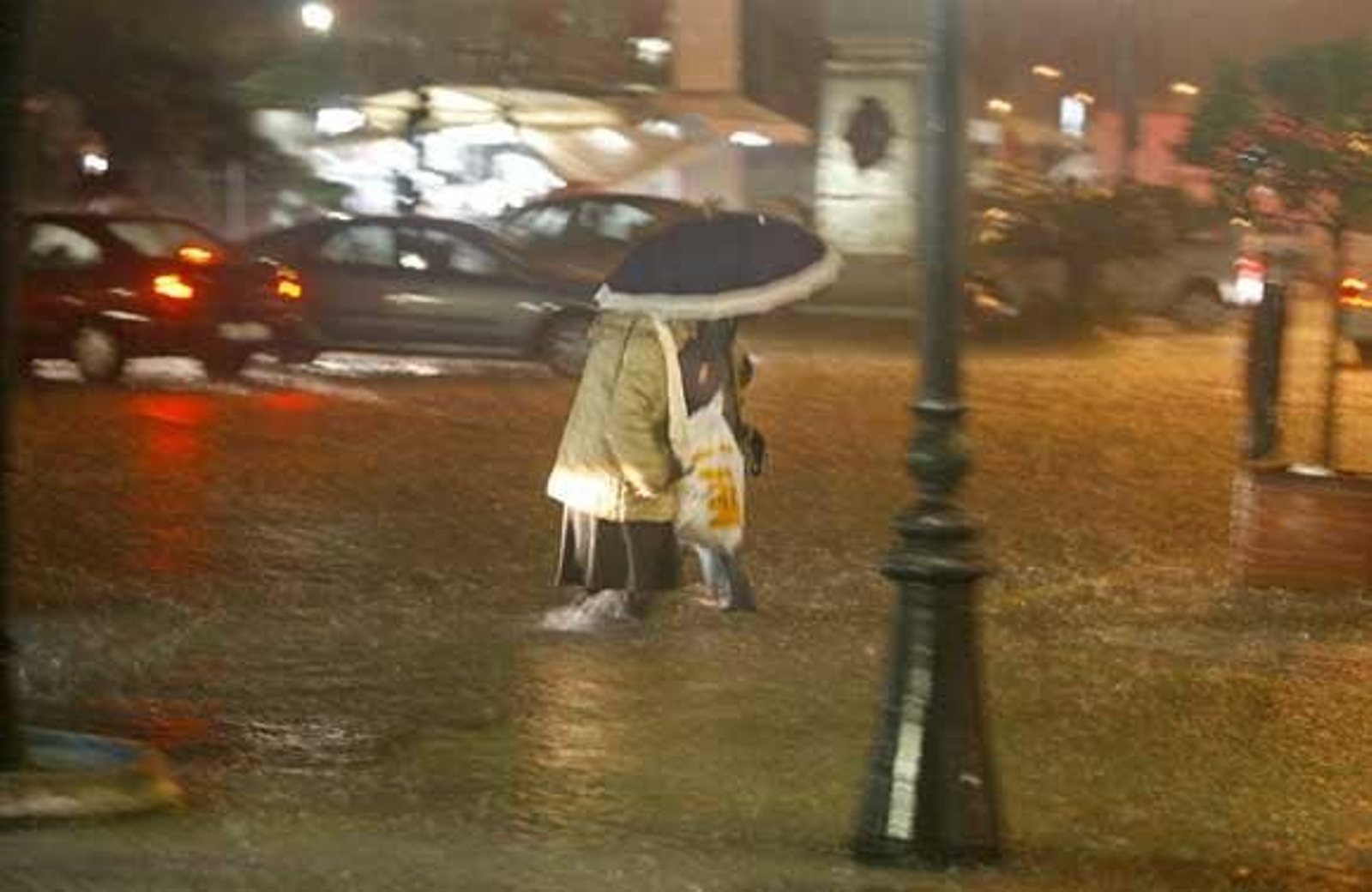 Una tormenta inunda el casco histórico. La parte más afectada fue la Plaza de San Juan de Dios y Canalejas

Foto: Julio Gonzalez/Lourdes de Vicende/Joaquin Pino/Jose Braza