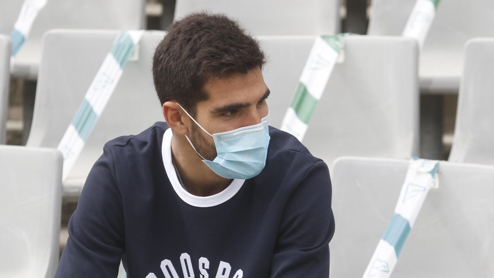 El jugador cordobés atienda la entrevista en la grada de Tribuna de El Arcángel.