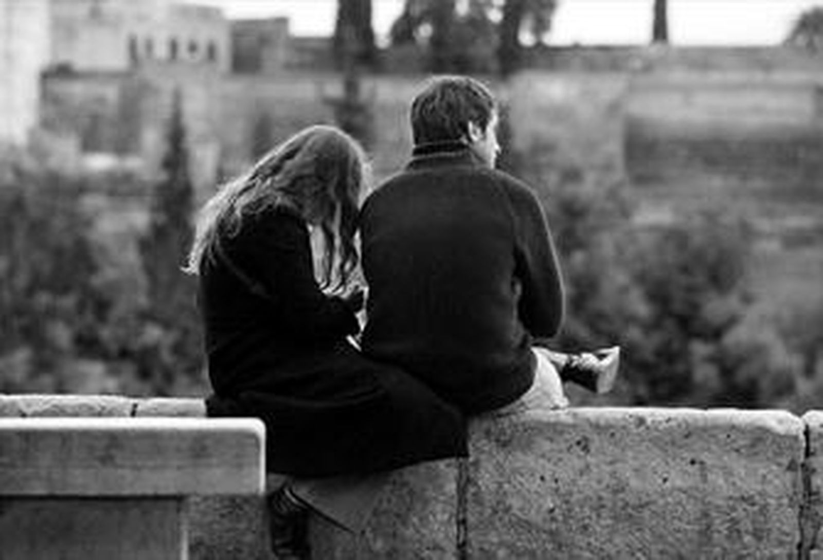 Una pareja, en el mirador de San Nicolás, uno de los rincones más románticos de la capital.