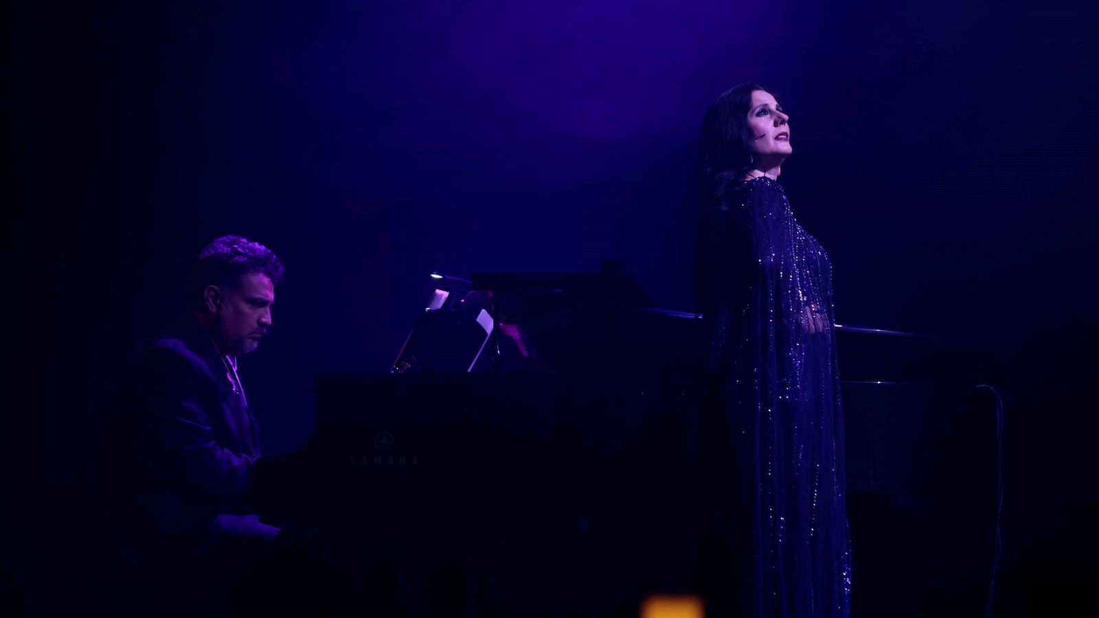 Diana Navarro junto al piano .