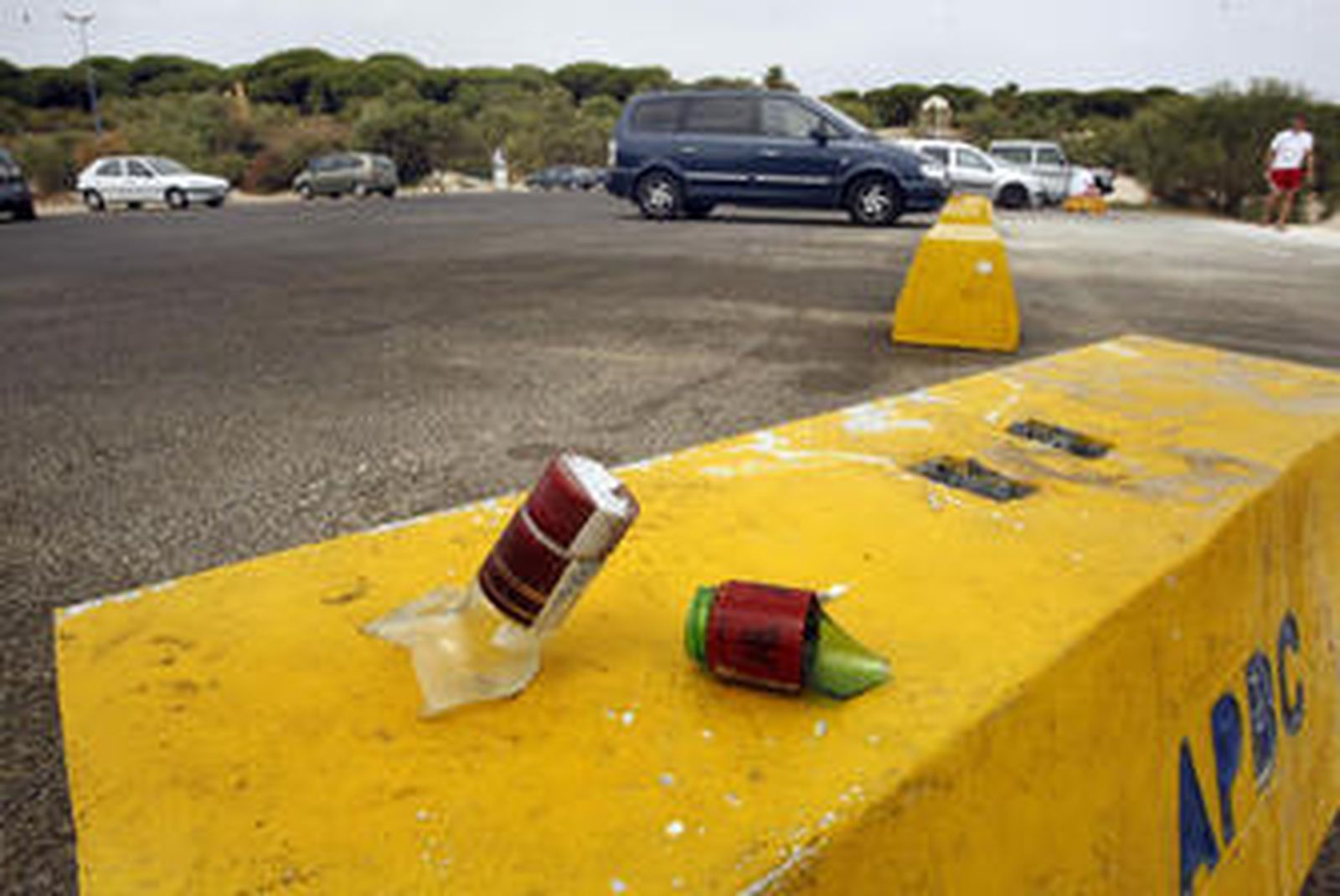 Restos del botellón que se celebra cada noche a la entrada de Puerto Sherry, visibles aún ayer por la mañana.