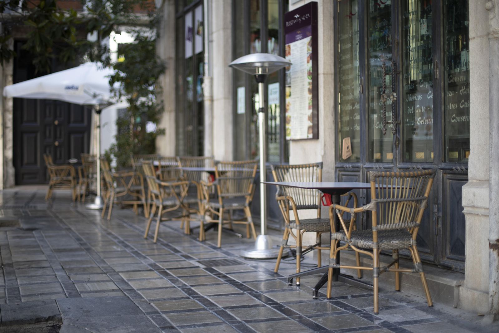 Fotos de cafeterías, parques y la 'Marcha Verde' vacía en el domingo de Granada