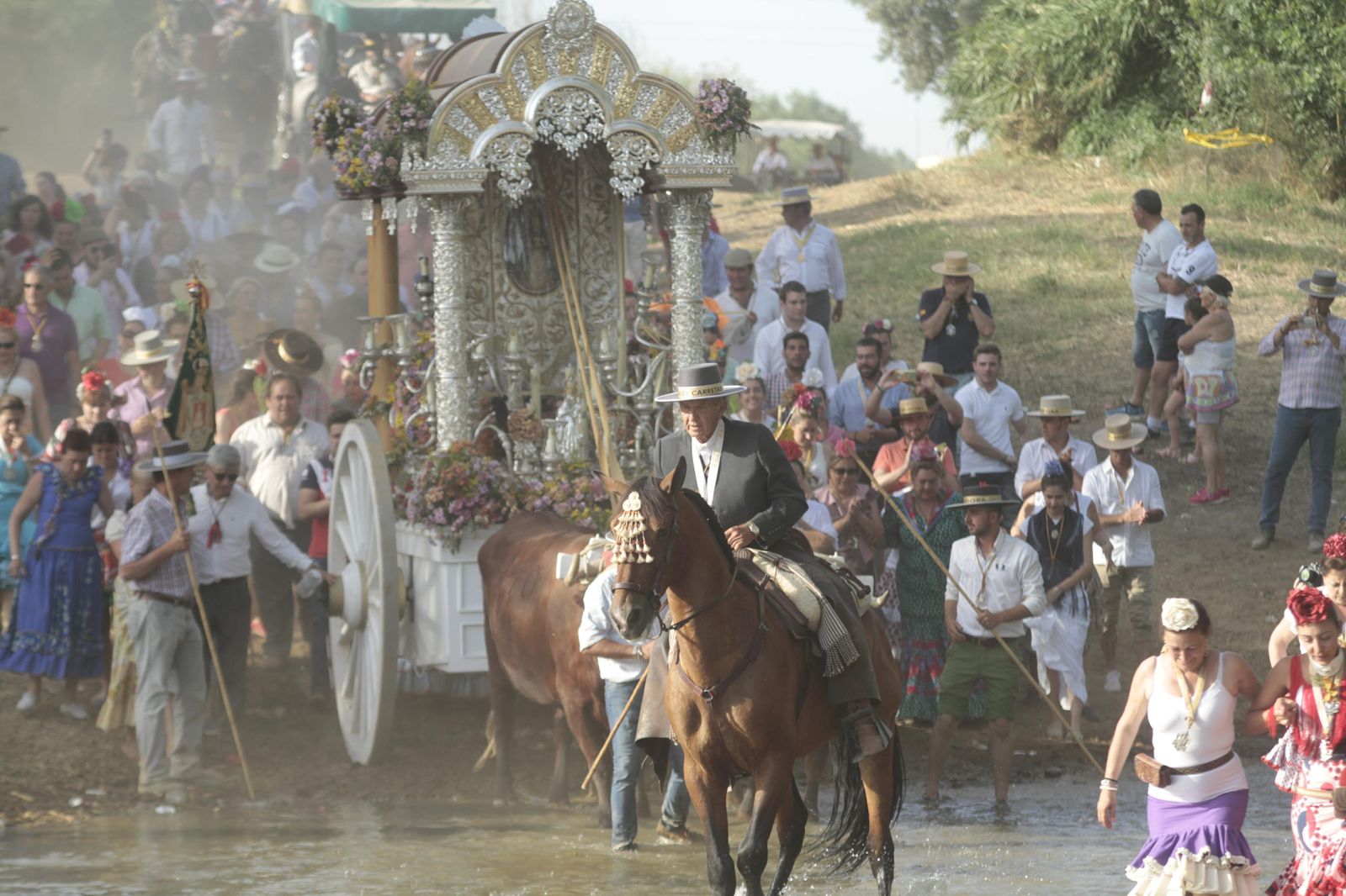 Las hermandades cruzan el vado del Quema
