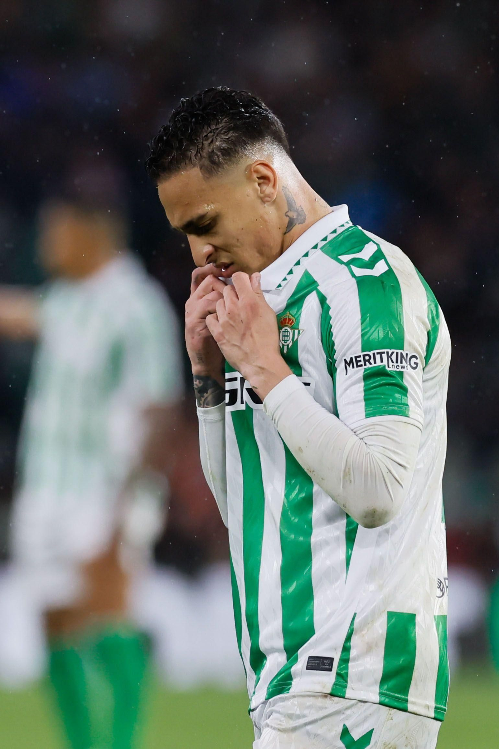 Antony, pensativo, al final del encuentro frente al Vitoria Guimaraes.