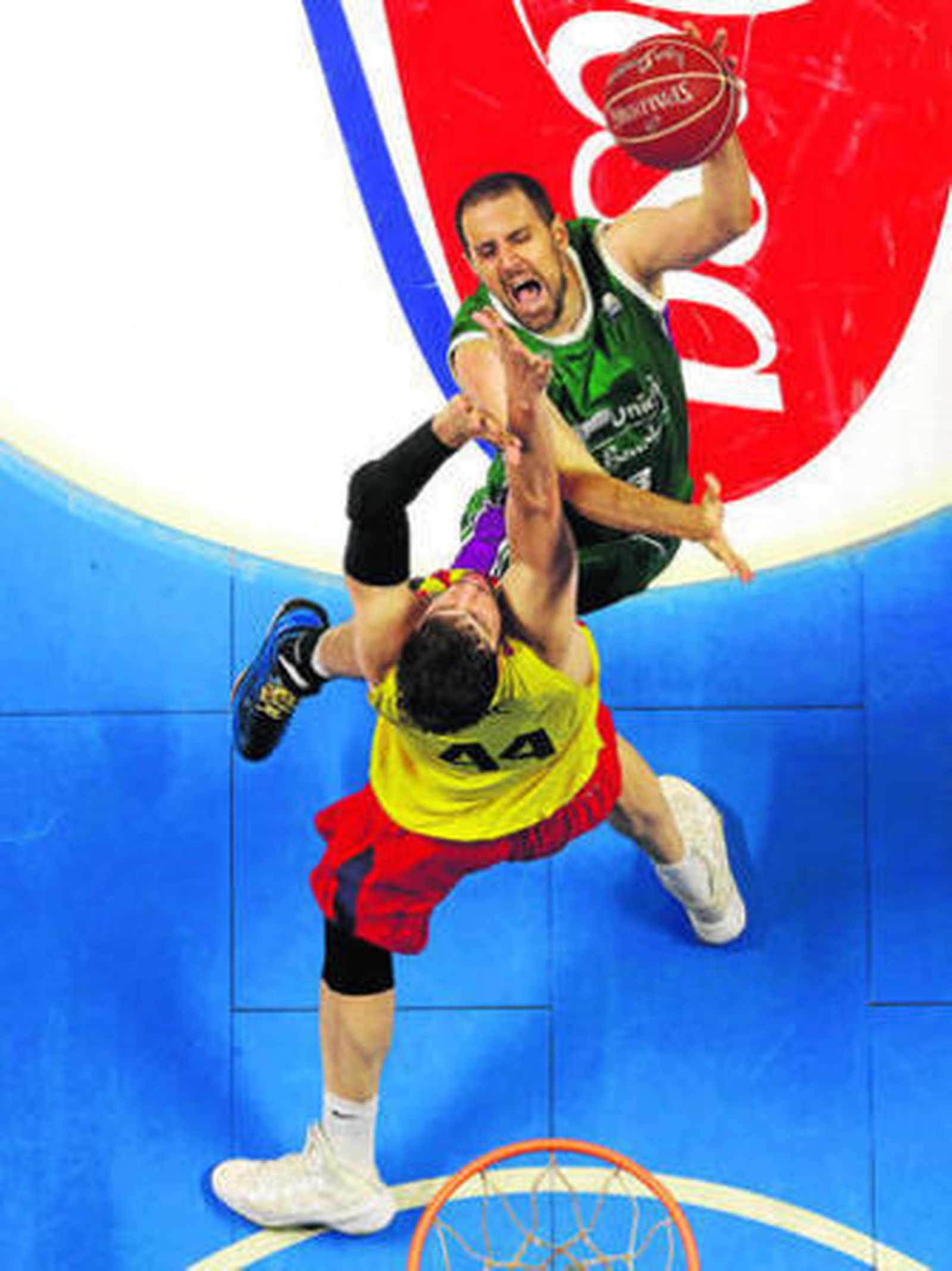 Germán Gabriel busca penetrar en presencia de Tomic.