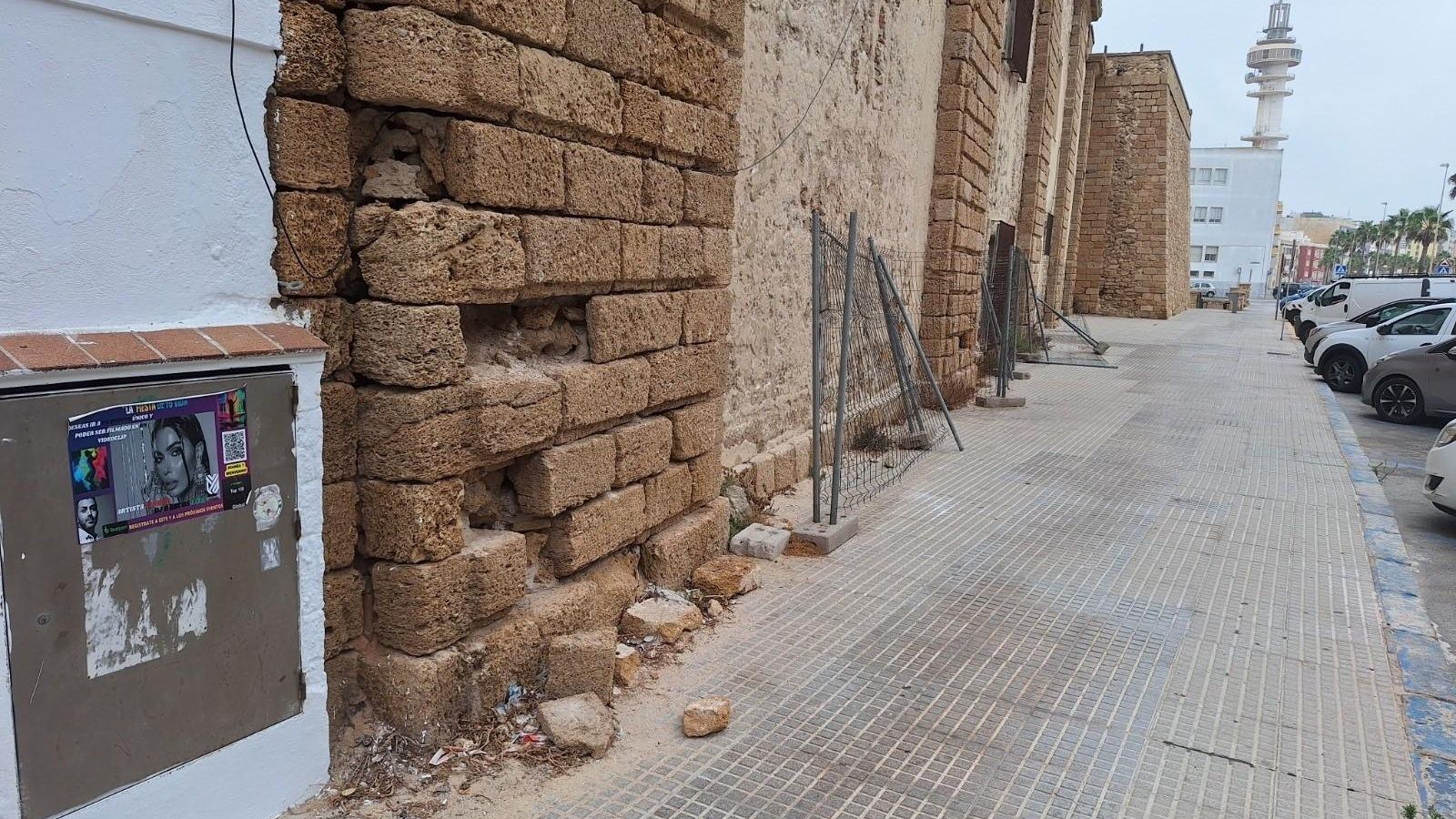 Caída de sillares en un tramo de la muralla.