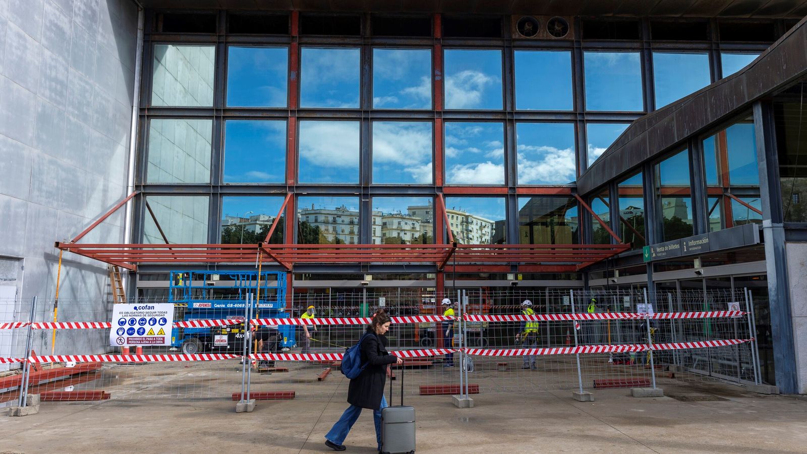 Instalación de la visera en el antiguo acceso a la terminal ferroviaria.