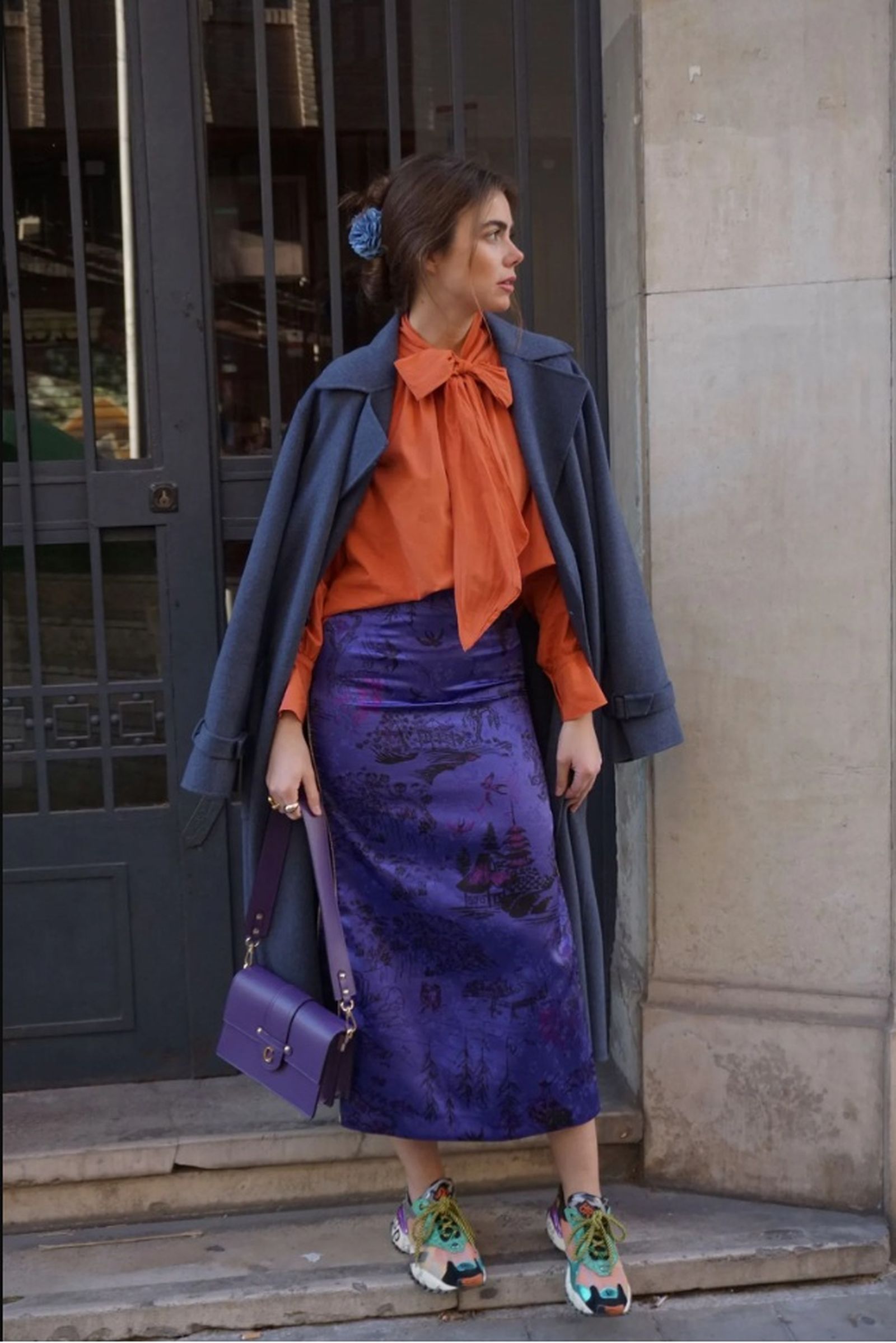 Las blusas con lazada permiten que las combines en estilismos clásicos con jeans, pero también en otros más rompedores que jueguen al color block.