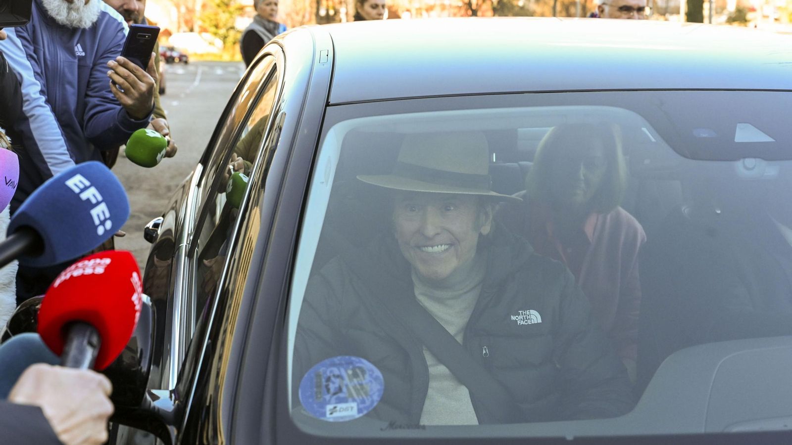 Raphael, de copiloto, en el vehículo tras salir del hospital 12 de Octubre. En el asiento trasero, su esposa, Natalia Figueroa