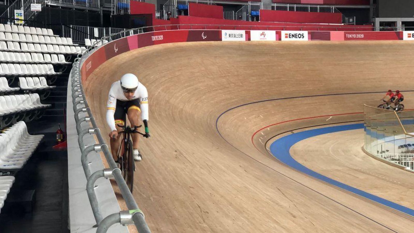 Alfonso Cabello entrena en el velódromo de Izu.