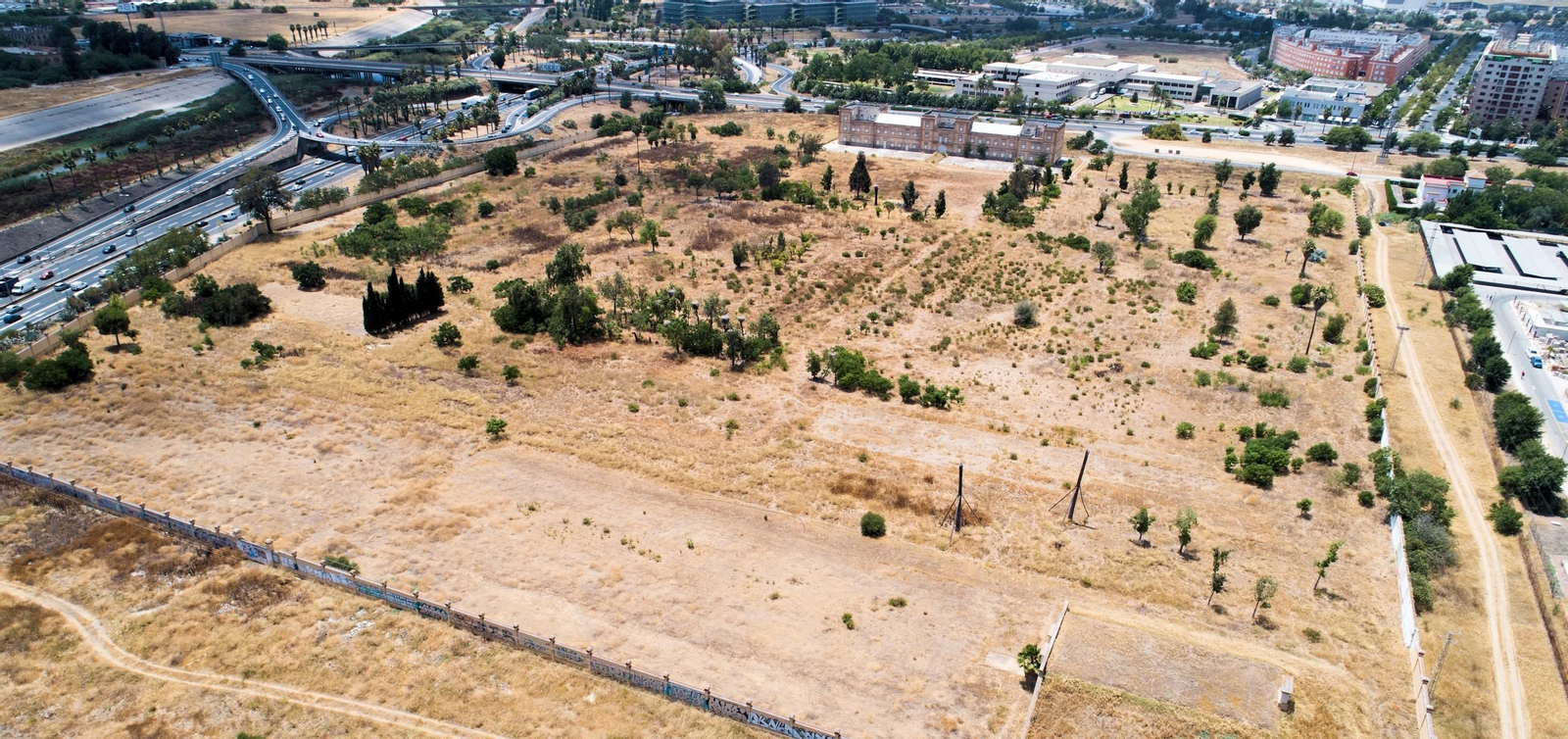 Solar de Artillería que se rurbanizará para acoger casi un millar de viviendas de alquiler asequible.