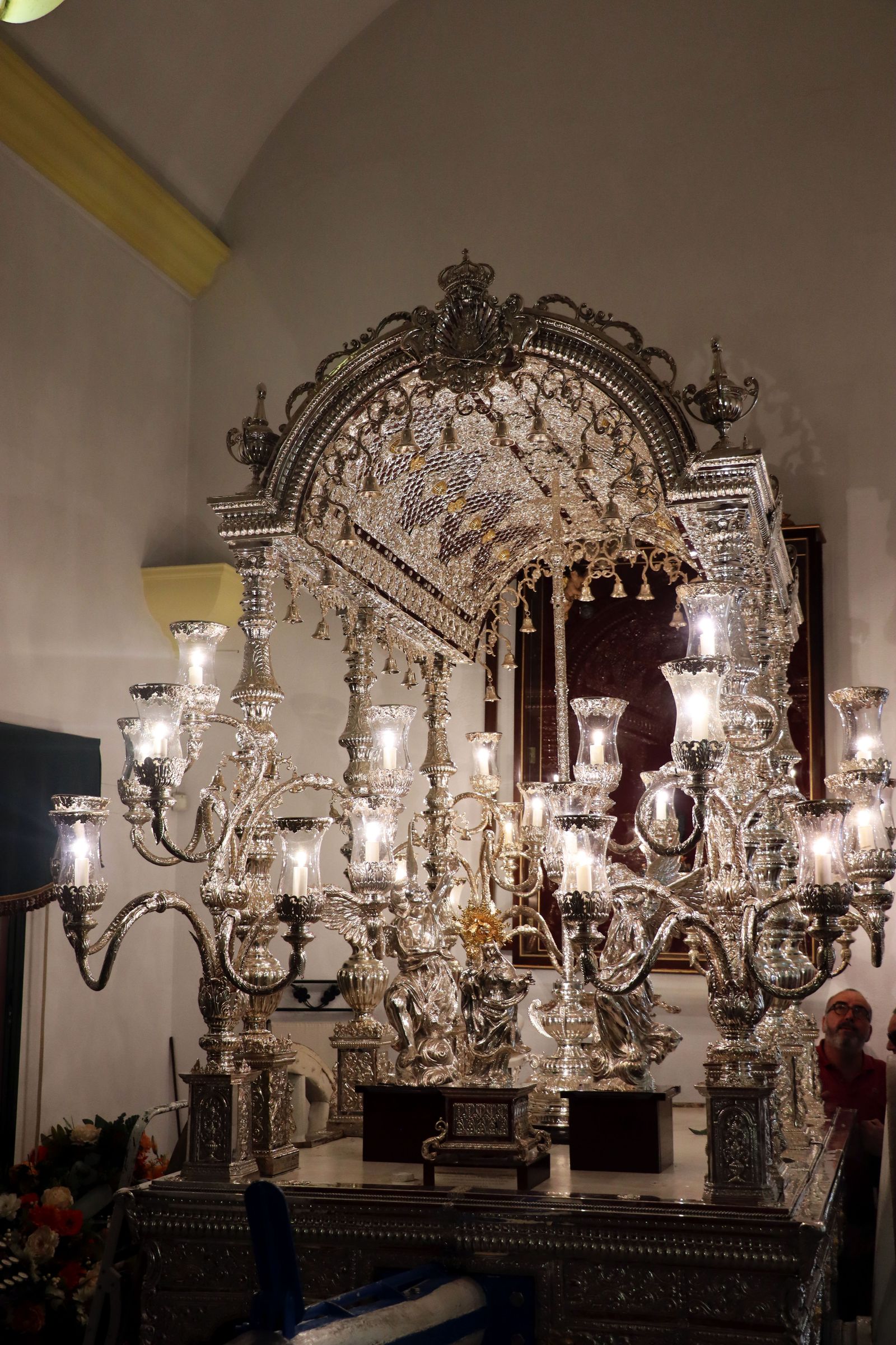 Visita guiada de la ONCE a la Hermandad de Emigrantes de Huelva, en imágenes