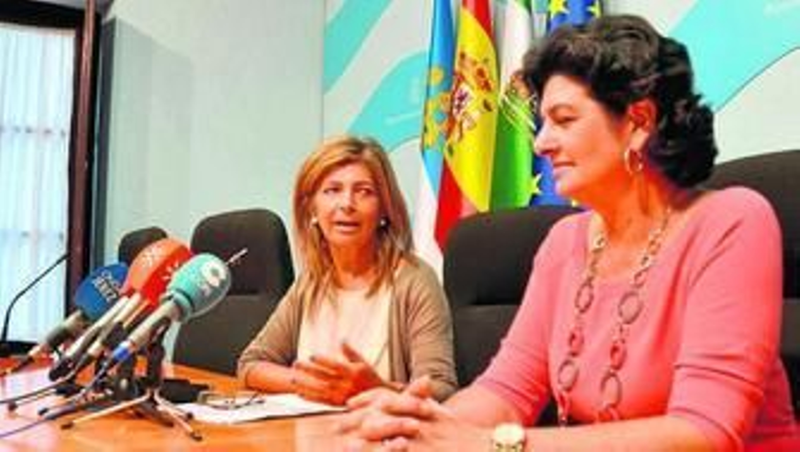 Isabel Paredes y María Ángeles Contreras, ayer, en el Ayuntamiento. Isabel Paredes y María Ángeles Contreras, ayer, en el Ayuntamiento.