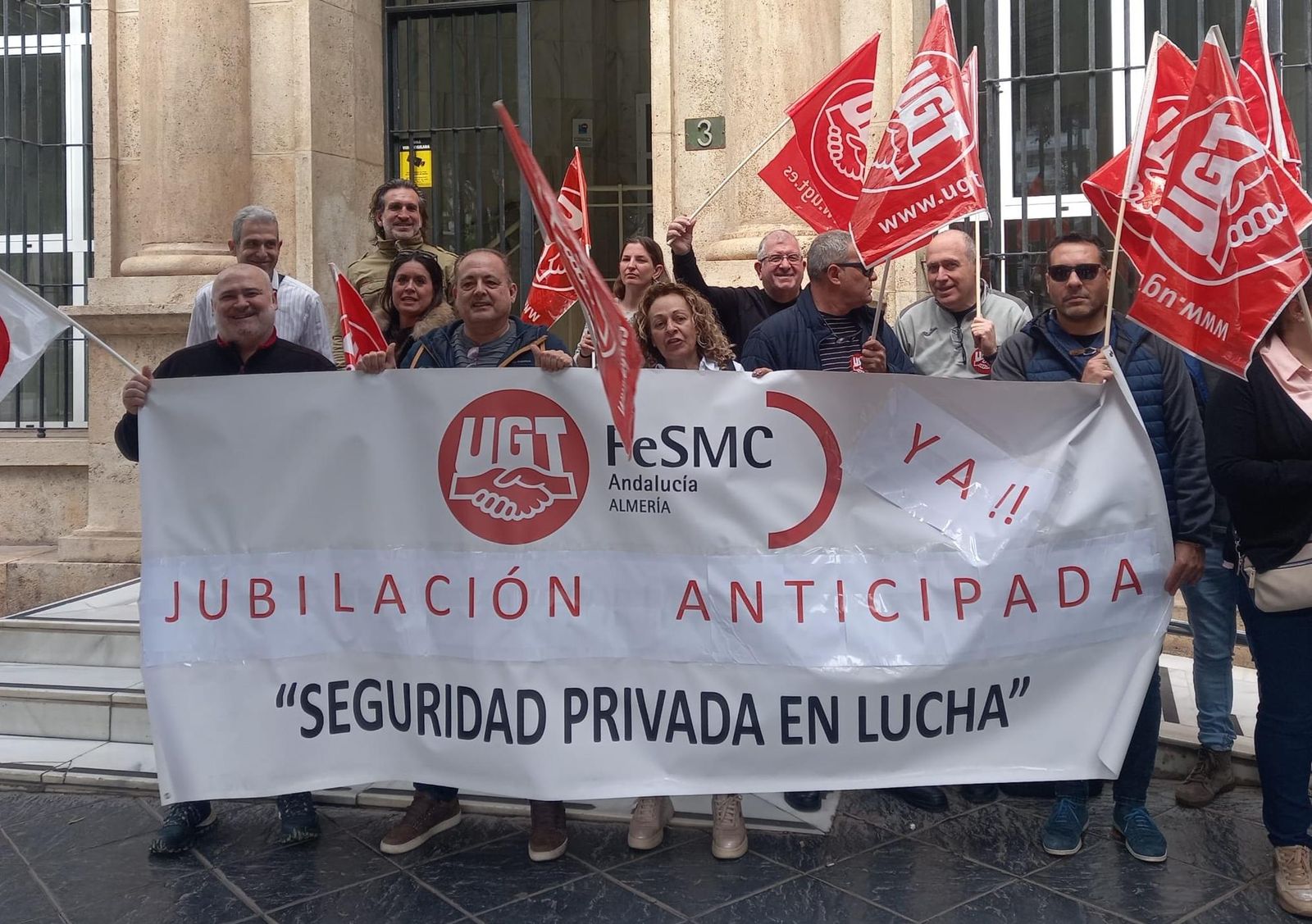 Manifestación frente a la sede de INSS en Almería.