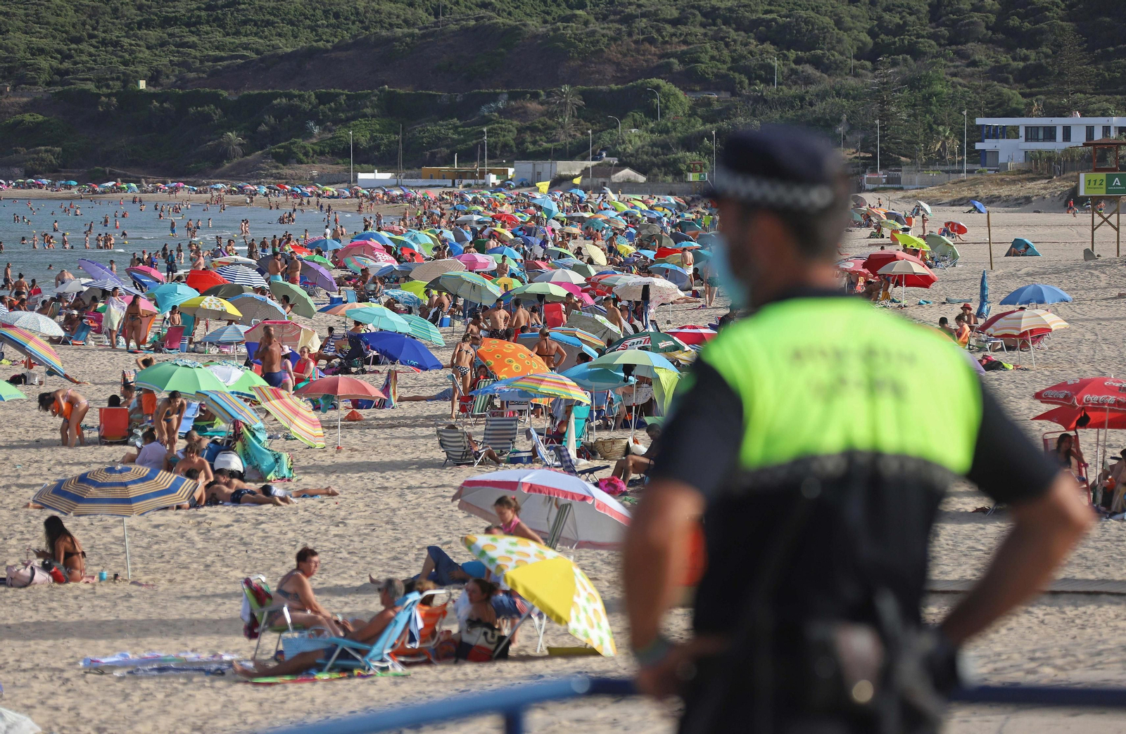 La Policía Local controla el acceso a la playa de Getares este domingo.
