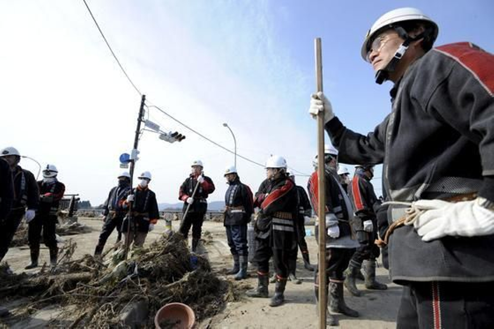 Un equipo de bomberos se reúne para organizar la búsqueda de posibles supervivientes.