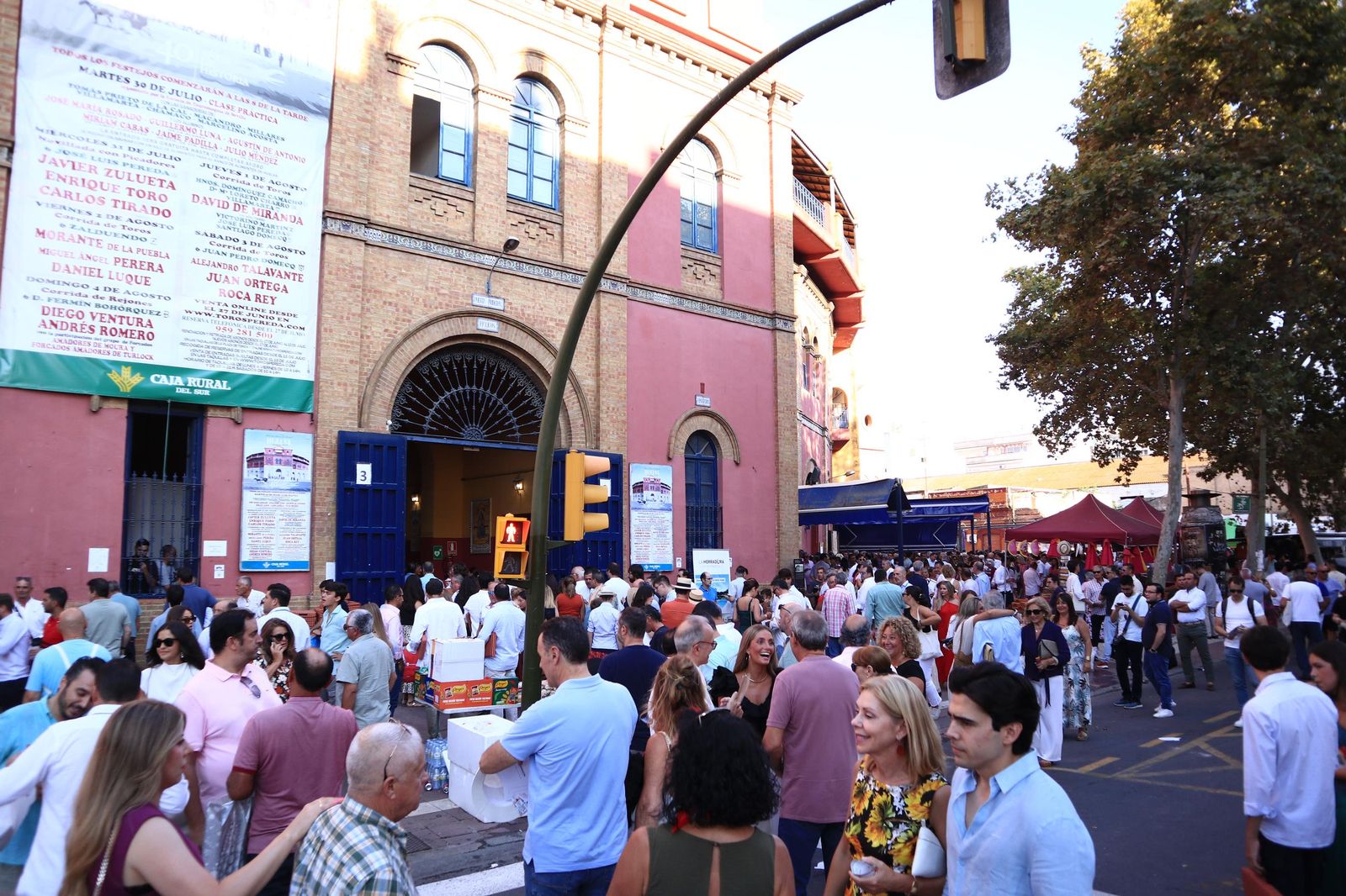 Imágenes de ambiente en el cuarto día de toros en Huelva