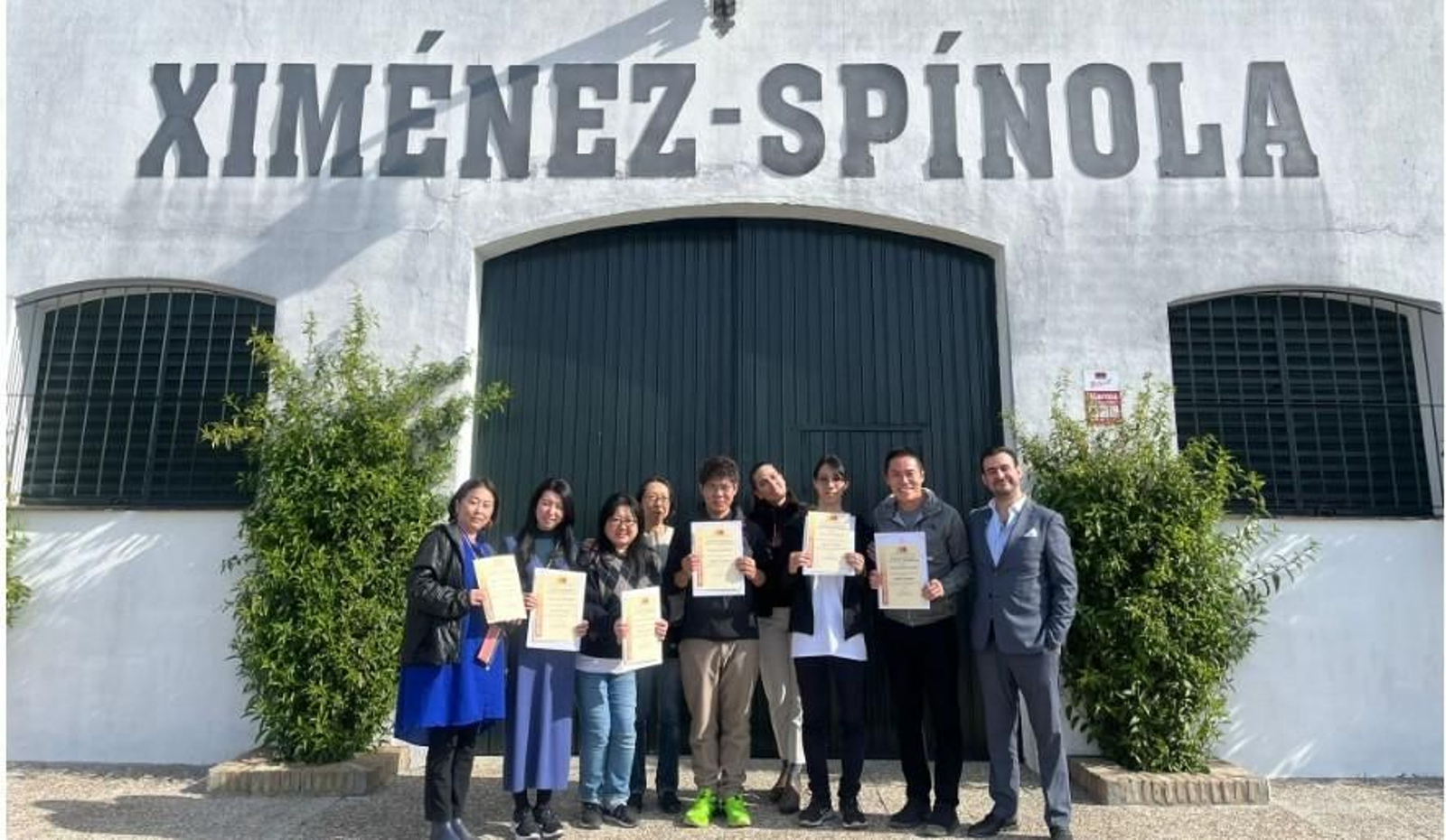 Los venenciadores oficiales de la Japan Sherry Academy con los diplomas.