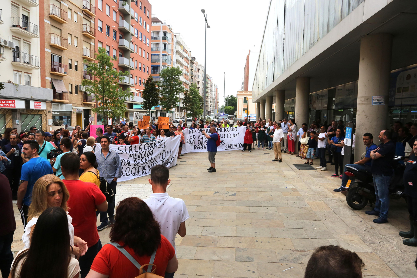 Más imágenes de la protesta de los minoristas del mercado de San Sebastián