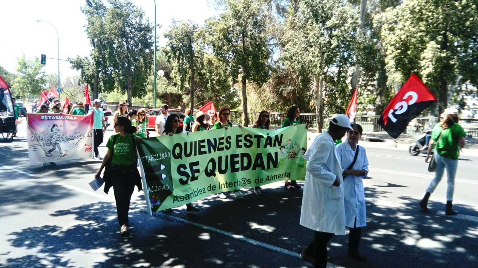 Profesores interinos en la manifestación de ayer.
