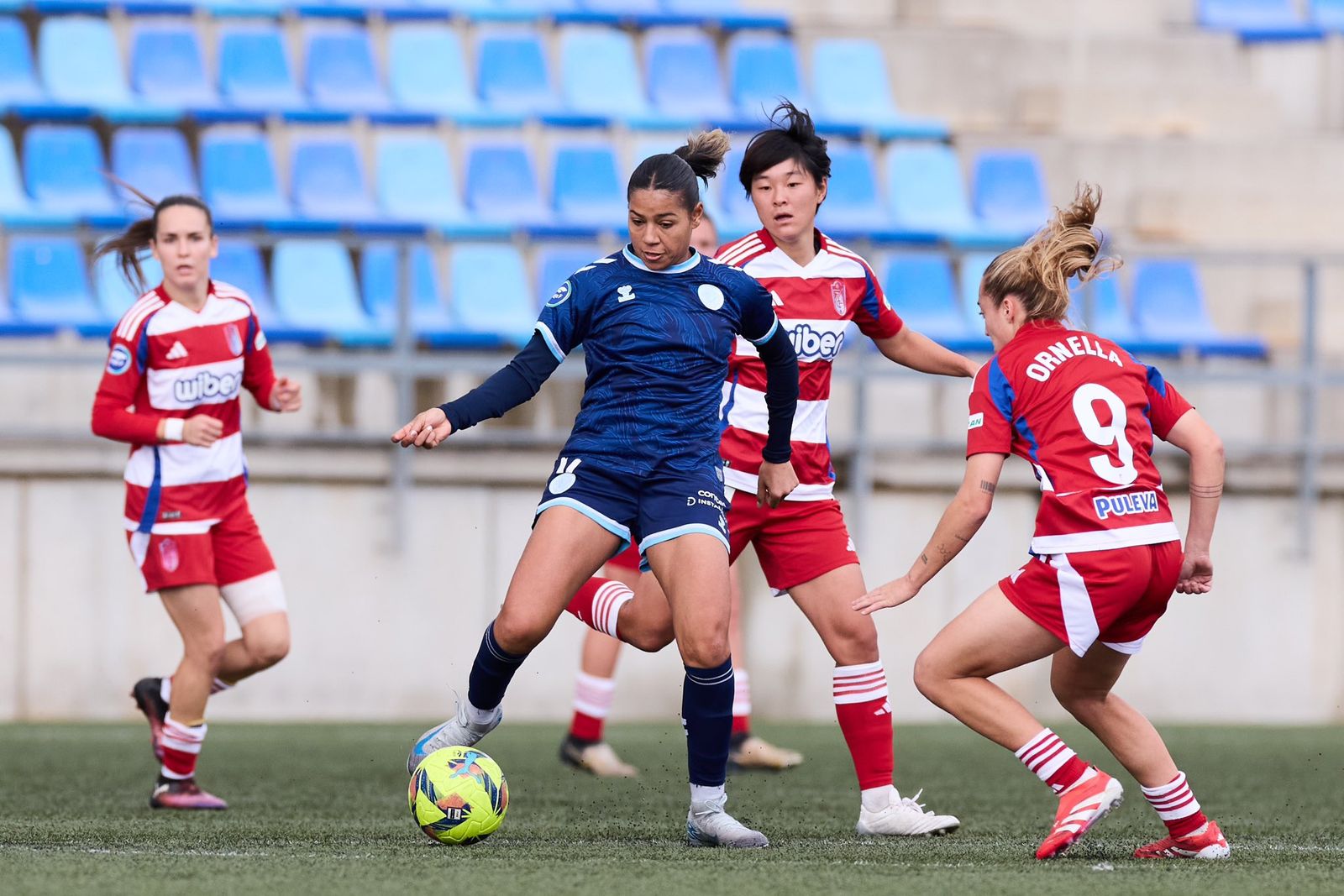 Una acción del Levante Badalona-Granada de este sábado
