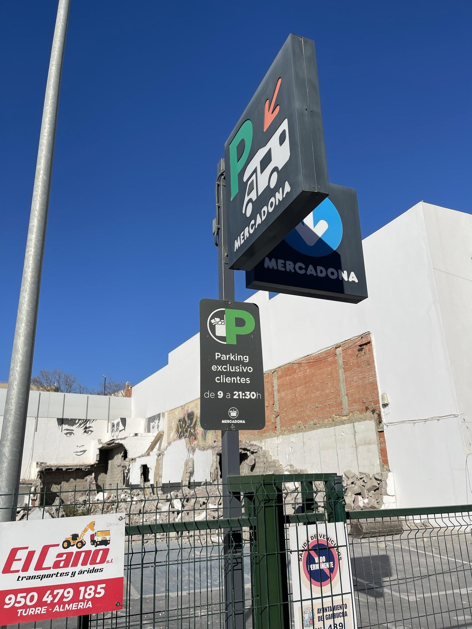 Las imágenes de la demolición del cine Tenis de Garrucha